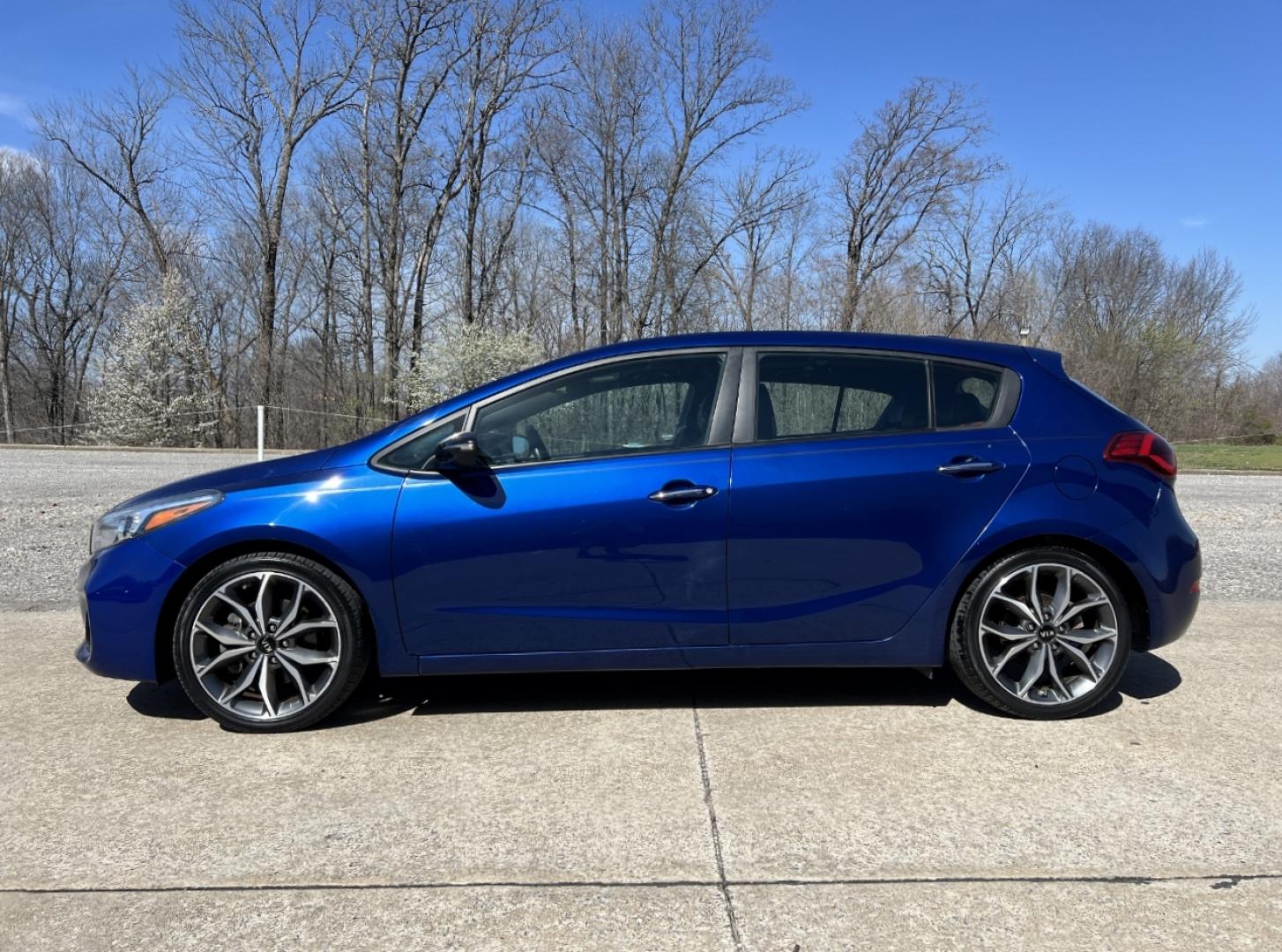 2018 BLUE /Black Leather KIA FORTE SX (3KPFN5A36JE) with an 1.6L 4 Cyl. engine, 6-Speed Manual transmission, located at 2990 Old Orchard Rd., Jackson, MO, 63755, 37.354214, -89.612106 - 2018 Kia Forte SX 1-Owner Only 59xxx miles Front Wheel Drive 1.6L 4 Cyl. 6-Speed Manual Leather Navigation Power/Heated/Cooled Seats Backup Camera Sunroof Bluetooth Cruise Power Windows/Locks/Mirrors We have financing available and we accept trades! Fill out a credit application on our - Photo#8