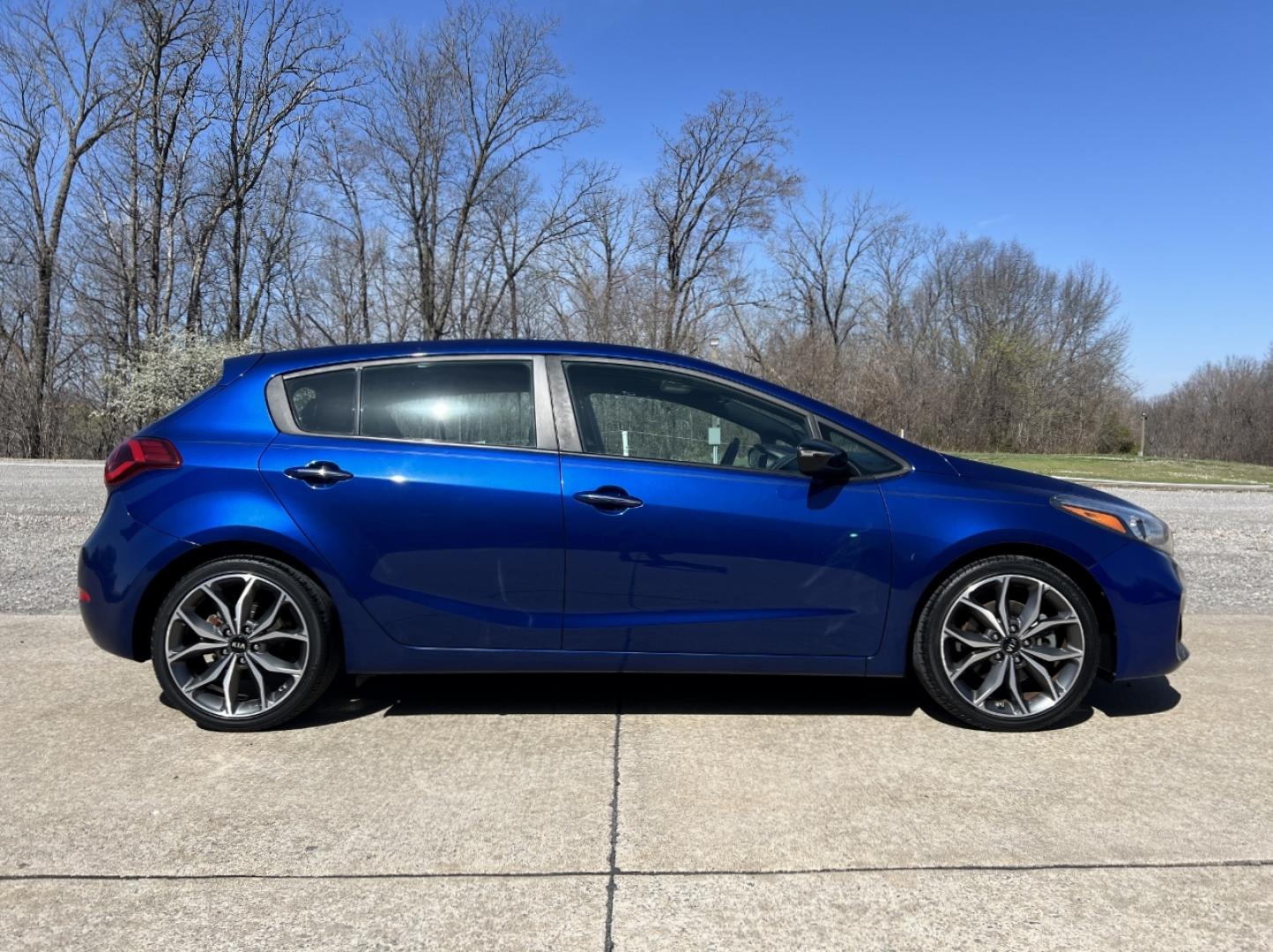 2018 BLUE /Black Leather KIA FORTE SX (3KPFN5A36JE) with an 1.6L 4 Cyl. engine, 6-Speed Manual transmission, located at 2990 Old Orchard Rd., Jackson, MO, 63755, 37.354214, -89.612106 - 2018 Kia Forte SX 1-Owner Only 59xxx miles Front Wheel Drive 1.6L 4 Cyl. 6-Speed Manual Leather Navigation Power/Heated/Cooled Seats Backup Camera Sunroof Bluetooth Cruise Power Windows/Locks/Mirrors We have financing available and we accept trades! Fill out a credit application on our - Photo#9