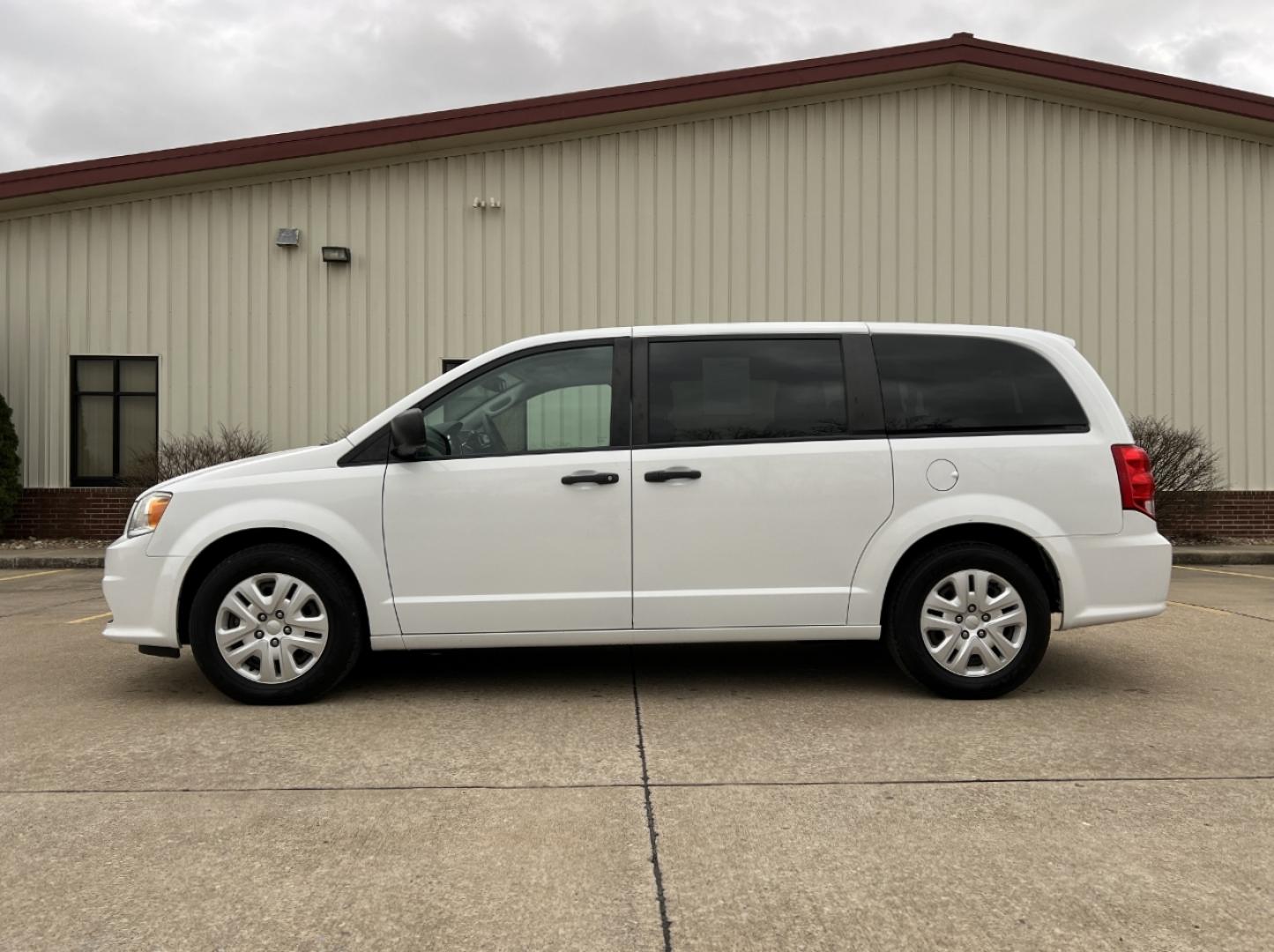 2019 WHITE /Black Cloth DODGE GRAND CARAVAN SE (2C4RDGBG0KR) with an 3.6L V6 engine, Automatic transmission, located at 506 S. Kingshighway, Cape Girardeau, MO, 63703, 37.294994, -89.556206 - 2019 Dodge Grand Caravan SE 90xxx miles Front Wheel Drive 3.6L V6 Automatic Backup Camera Stow 'N Go Bluetooth Cruise Power Windows/Locks/Mirrors We have financing available and we accept trades! Fill out a credit application on our website or come by today! If you have any questions, giv - Photo#4