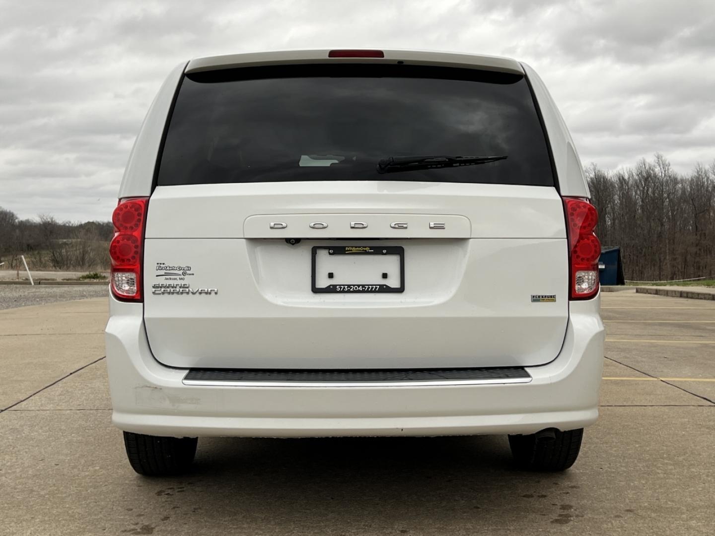 2019 WHITE /Black Cloth DODGE GRAND CARAVAN SE (2C4RDGBG0KR) with an 3.6L V6 engine, Automatic transmission, located at 506 S. Kingshighway, Cape Girardeau, MO, 63703, 37.294994, -89.556206 - 2019 Dodge Grand Caravan SE 90xxx miles Front Wheel Drive 3.6L V6 Automatic Backup Camera Stow 'N Go Bluetooth Cruise Power Windows/Locks/Mirrors We have financing available and we accept trades! Fill out a credit application on our website or come by today! If you have any questions, giv - Photo#8