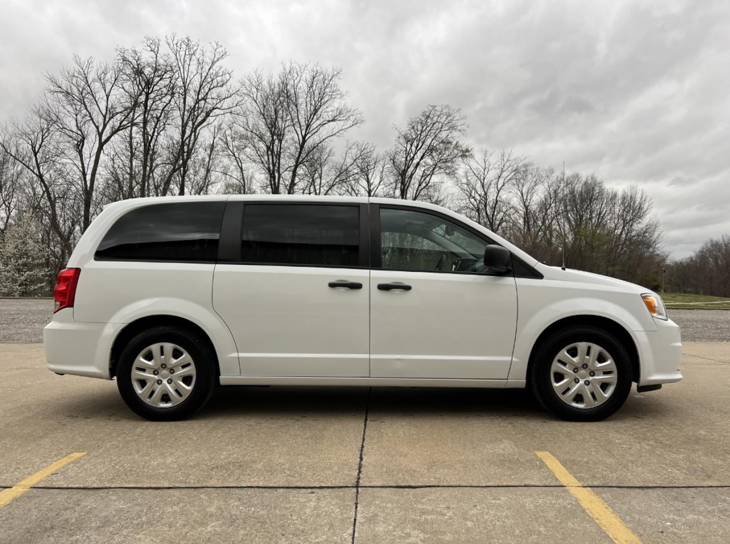 2019 WHITE /Black Cloth DODGE GRAND CARAVAN SE (2C4RDGBG0KR) with an 3.6L V6 engine, Automatic transmission, located at 506 S. Kingshighway, Cape Girardeau, MO, 63703, 37.294994, -89.556206 - 2019 Dodge Grand Caravan SE 90xxx miles Front Wheel Drive 3.6L V6 Automatic Backup Camera Stow 'N Go Bluetooth Cruise Power Windows/Locks/Mirrors We have financing available and we accept trades! Fill out a credit application on our website or come by today! If you have any questions, giv - Photo#5