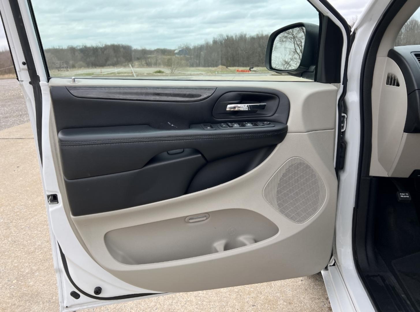 2019 WHITE /Black Cloth DODGE GRAND CARAVAN SE (2C4RDGBG0KR) with an 3.6L V6 engine, Automatic transmission, located at 506 S. Kingshighway, Cape Girardeau, MO, 63703, 37.294994, -89.556206 - 2019 Dodge Grand Caravan SE 90xxx miles Front Wheel Drive 3.6L V6 Automatic Backup Camera Stow 'N Go Bluetooth Cruise Power Windows/Locks/Mirrors We have financing available and we accept trades! Fill out a credit application on our website or come by today! If you have any questions, giv - Photo#10