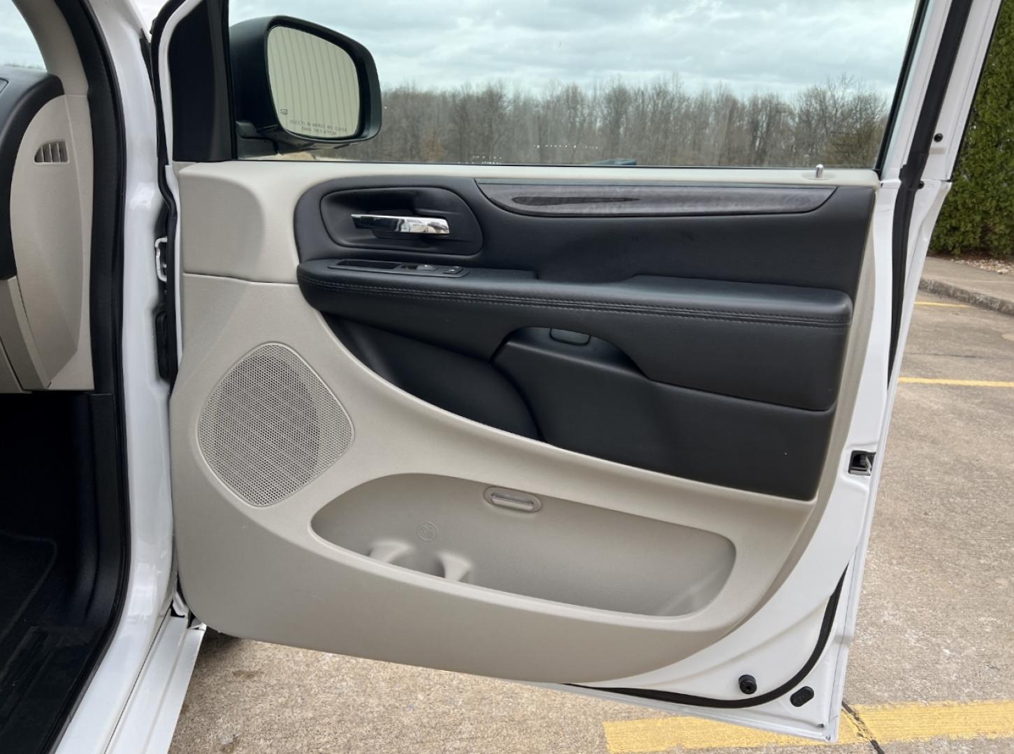 2019 WHITE /Black Cloth DODGE GRAND CARAVAN SE (2C4RDGBG0KR) with an 3.6L V6 engine, Automatic transmission, located at 506 S. Kingshighway, Cape Girardeau, MO, 63703, 37.294994, -89.556206 - 2019 Dodge Grand Caravan SE 90xxx miles Front Wheel Drive 3.6L V6 Automatic Backup Camera Stow 'N Go Bluetooth Cruise Power Windows/Locks/Mirrors We have financing available and we accept trades! Fill out a credit application on our website or come by today! If you have any questions, giv - Photo#12