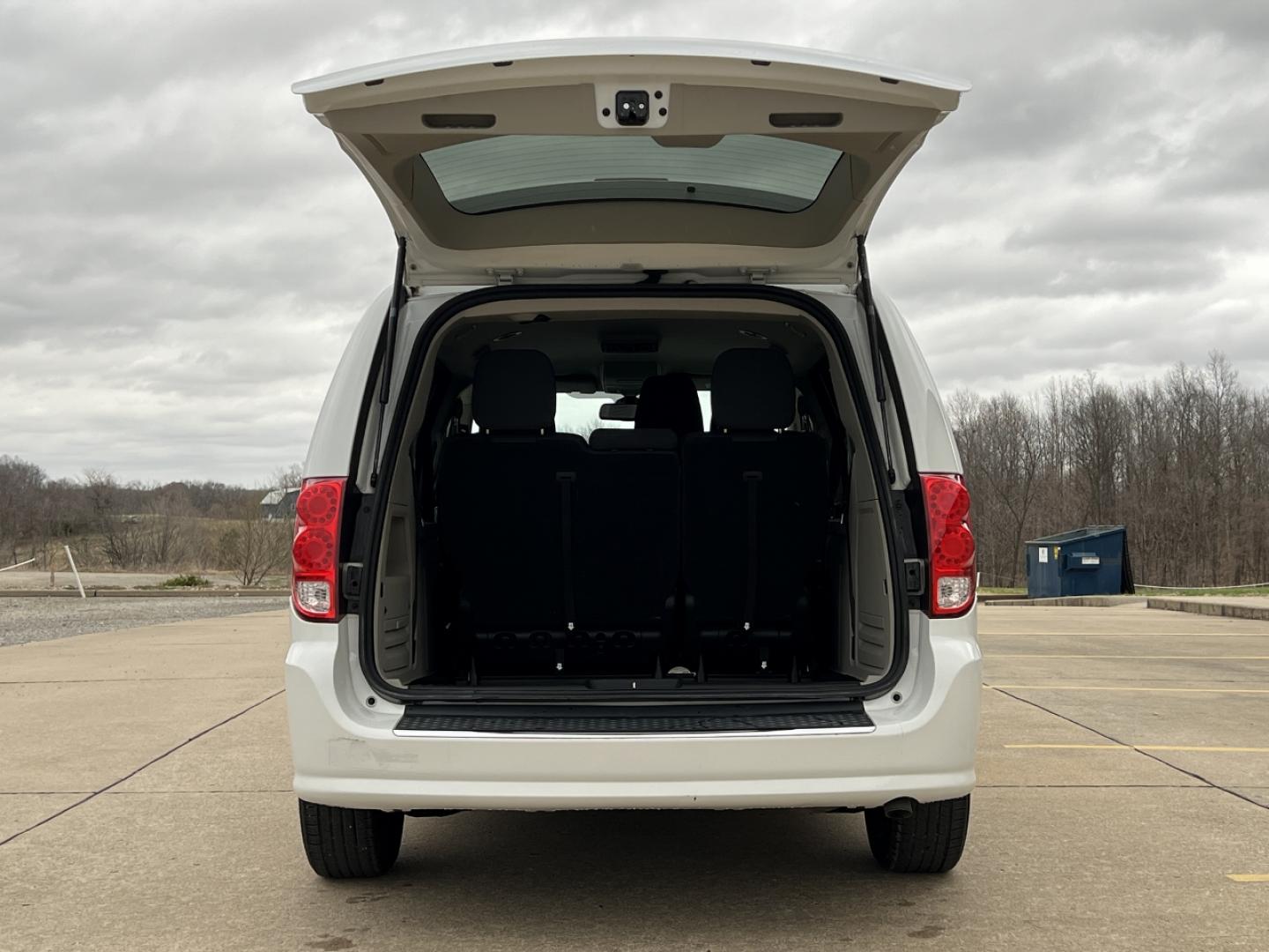 2019 WHITE /Black Cloth DODGE GRAND CARAVAN SE (2C4RDGBG0KR) with an 3.6L V6 engine, Automatic transmission, located at 506 S. Kingshighway, Cape Girardeau, MO, 63703, 37.294994, -89.556206 - 2019 Dodge Grand Caravan SE 90xxx miles Front Wheel Drive 3.6L V6 Automatic Backup Camera Stow 'N Go Bluetooth Cruise Power Windows/Locks/Mirrors We have financing available and we accept trades! Fill out a credit application on our website or come by today! If you have any questions, giv - Photo#17