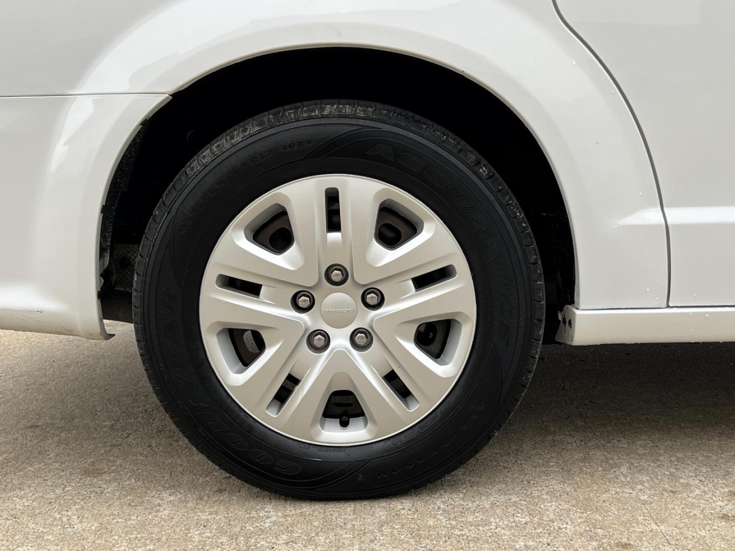 2019 WHITE /Black Cloth DODGE GRAND CARAVAN SE (2C4RDGBG0KR) with an 3.6L V6 engine, Automatic transmission, located at 506 S. Kingshighway, Cape Girardeau, MO, 63703, 37.294994, -89.556206 - 2019 Dodge Grand Caravan SE 90xxx miles Front Wheel Drive 3.6L V6 Automatic Backup Camera Stow 'N Go Bluetooth Cruise Power Windows/Locks/Mirrors We have financing available and we accept trades! Fill out a credit application on our website or come by today! If you have any questions, giv - Photo#32