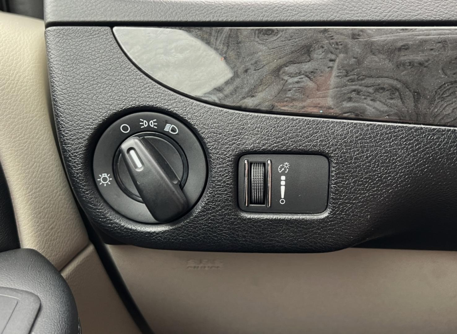2019 WHITE /Black Cloth DODGE GRAND CARAVAN SE (2C4RDGBG0KR) with an 3.6L V6 engine, Automatic transmission, located at 506 S. Kingshighway, Cape Girardeau, MO, 63703, 37.294994, -89.556206 - 2019 Dodge Grand Caravan SE 90xxx miles Front Wheel Drive 3.6L V6 Automatic Backup Camera Stow 'N Go Bluetooth Cruise Power Windows/Locks/Mirrors We have financing available and we accept trades! Fill out a credit application on our website or come by today! If you have any questions, giv - Photo#25