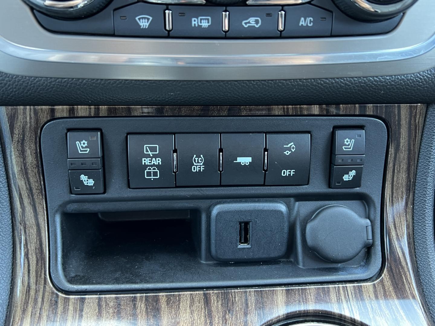 2015 SILVER /Black Leather GMC ACADIA DENALI (1GKKRTKD2FJ) with an 3.6L V6 engine, Automatic transmission, located at 506 S. Kingshighway, Cape Girardeau, MO, 63703, 37.294994, -89.556206 - 2015 GMC Acadia Denali Only 97xxx miles Front Wheel Drive 3.6L V6 Automatic Leather 3rd Row Navigation Rear Entertainment Power/Heated/Cooled Seats Heated Steering Wheel Backup Camera Sunroof Bluetooth Remote Start Cruise Power Windows/Locks/Mirrors We have financing available and w - Photo#4