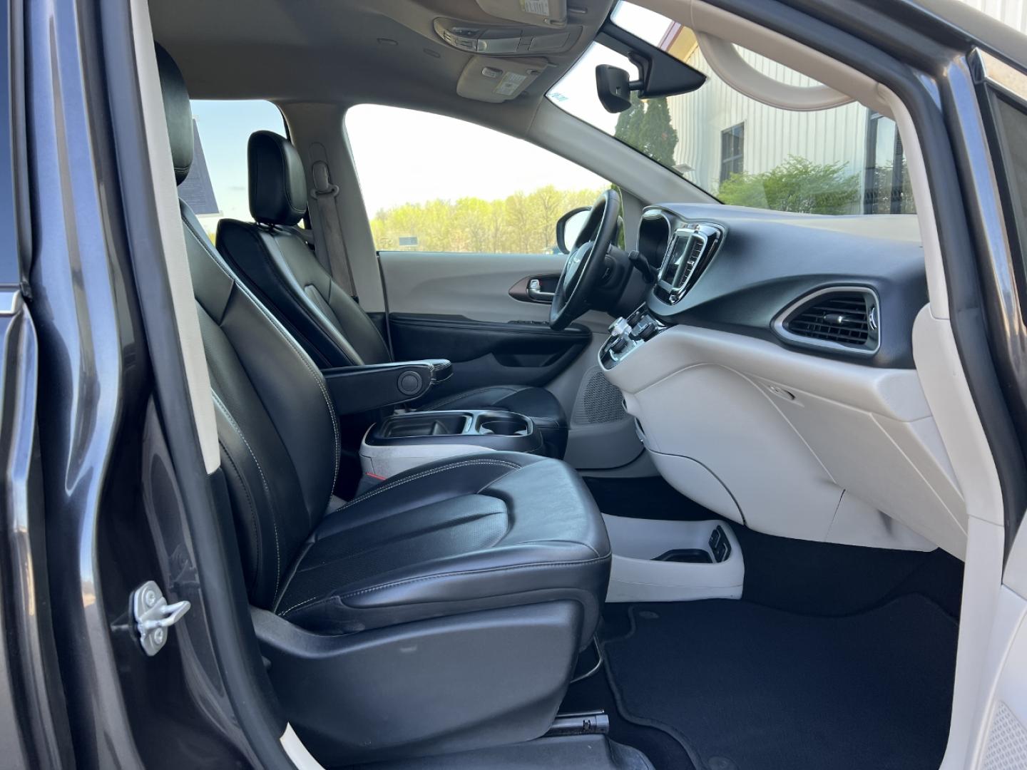 2020 GRAY /Black Leather CHRYSLER VOYAGER LXI (2C4RC1DG2LR) with an 3.6L V6 engine, Automatic transmission, located at 506 S. Kingshighway, Cape Girardeau, MO, 63703, 37.294994, -89.556206 - 2020 Chrysler Voyager LXI 110xxx miles Front Wheel Drive 3.6L V6 Automatic Leather 3rd Row Stow 'N Go Backup Camera Power Driver Seat Bluetooth Remote Start Cruise Power Windows/Locks/Mirrors We have financing available and we accept trades! Fill out a credit application on our website - Photo#16