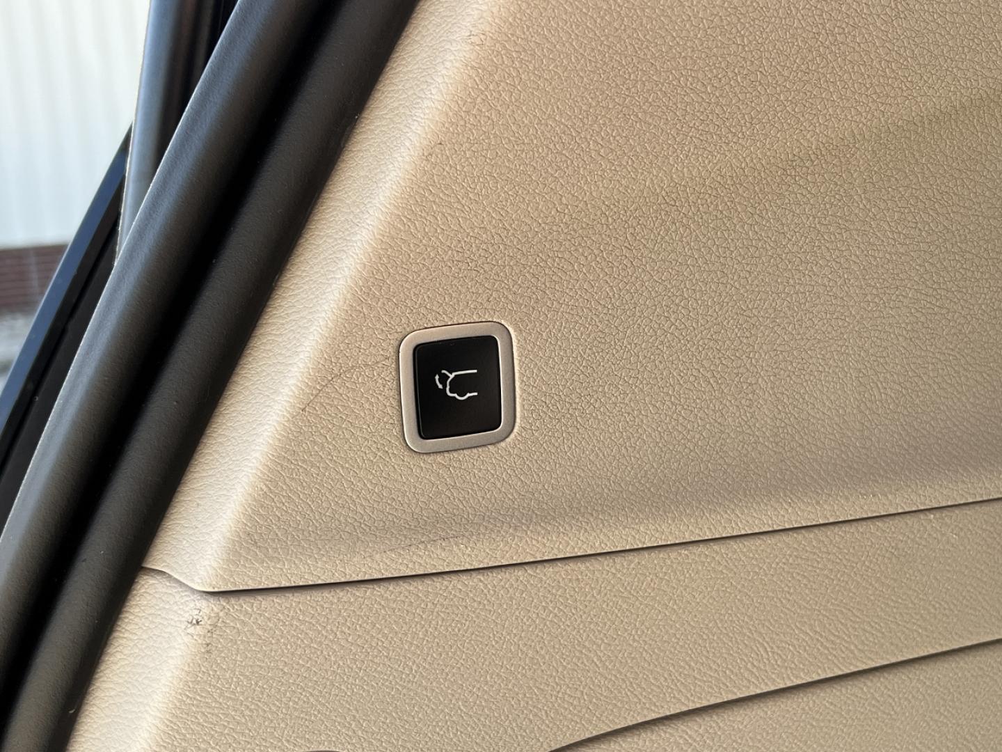 2020 GRAY /Black Leather CHRYSLER VOYAGER LXI (2C4RC1DG2LR) with an 3.6L V6 engine, Automatic transmission, located at 506 S. Kingshighway, Cape Girardeau, MO, 63703, 37.294994, -89.556206 - 2020 Chrysler Voyager LXI 110xxx miles Front Wheel Drive 3.6L V6 Automatic Leather 3rd Row Stow 'N Go Backup Camera Power Driver Seat Bluetooth Remote Start Cruise Power Windows/Locks/Mirrors We have financing available and we accept trades! Fill out a credit application on our website - Photo#22
