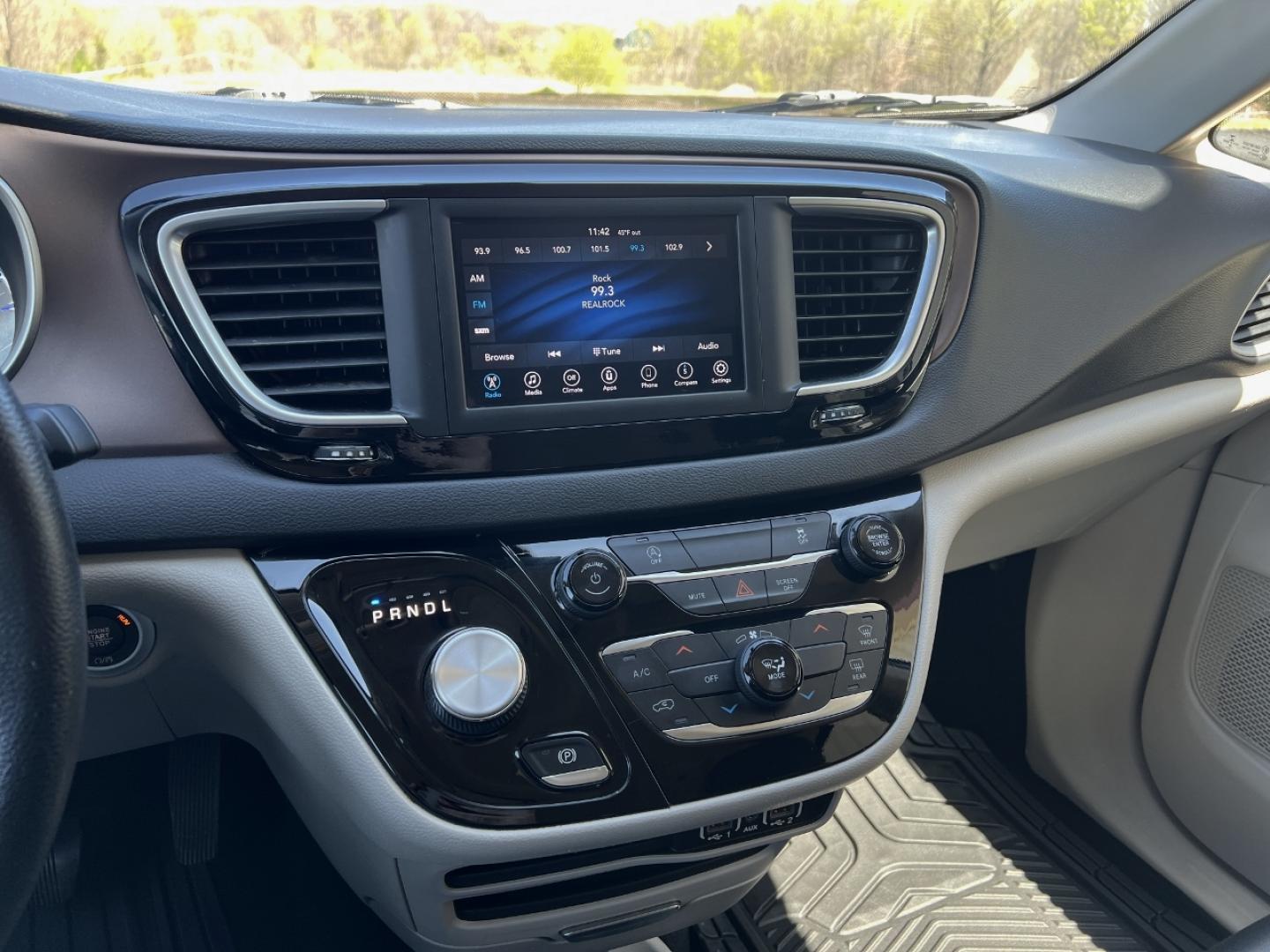 2021 SILVER /Black Leather CHRYSLER VOYAGER LXI (2C4RC1DG9MR) with an 3.6L V6 engine, Automatic transmission, located at 506 S. Kingshighway, Cape Girardeau, MO, 63703, 37.294994, -89.556206 - 2021 Chrysler Voyager LXI 115xxx miles Front Wheel Drive 3.6L V6 Automatic Leather 3rd Row Stow 'N Go Backup Camera Power Driver Seat Bluetooth Remote Start Cruise Power Windows/Locks/Mirrors We have financing available and we accept trades! Fill out a credit application on our website - Photo#26