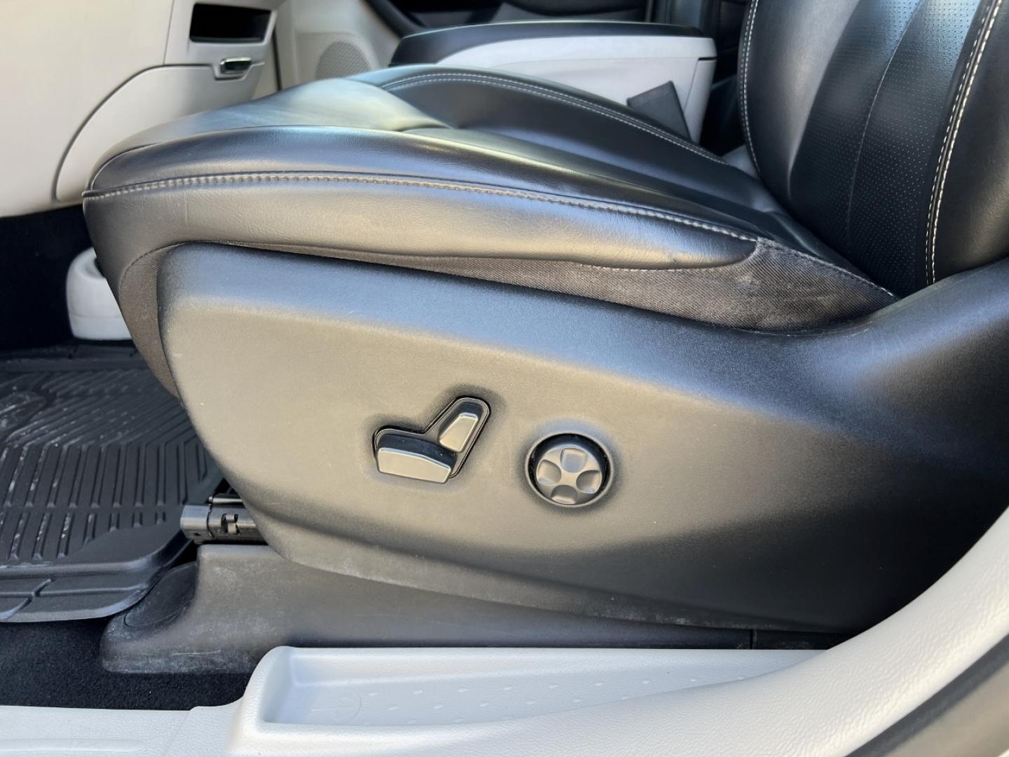 2021 SILVER /Black Leather CHRYSLER VOYAGER LXI (2C4RC1DG9MR) with an 3.6L V6 engine, Automatic transmission, located at 506 S. Kingshighway, Cape Girardeau, MO, 63703, 37.294994, -89.556206 - 2021 Chrysler Voyager LXI 115xxx miles Front Wheel Drive 3.6L V6 Automatic Leather 3rd Row Stow 'N Go Backup Camera Power Driver Seat Bluetooth Remote Start Cruise Power Windows/Locks/Mirrors We have financing available and we accept trades! Fill out a credit application on our website - Photo#3