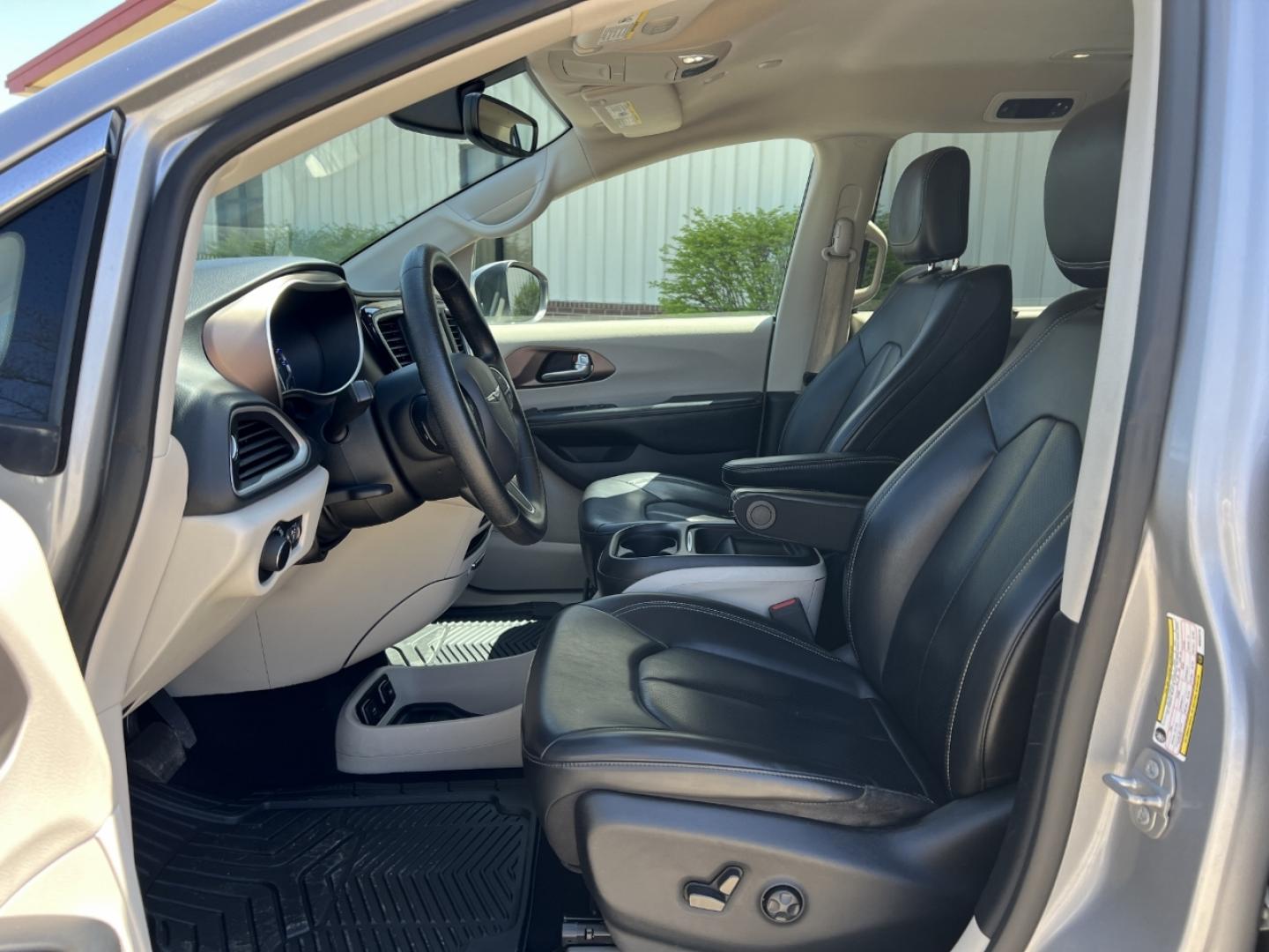 2021 SILVER /Black Leather CHRYSLER VOYAGER LXI (2C4RC1DG9MR) with an 3.6L V6 engine, Automatic transmission, located at 506 S. Kingshighway, Cape Girardeau, MO, 63703, 37.294994, -89.556206 - 2021 Chrysler Voyager LXI 115xxx miles Front Wheel Drive 3.6L V6 Automatic Leather 3rd Row Stow 'N Go Backup Camera Power Driver Seat Bluetooth Remote Start Cruise Power Windows/Locks/Mirrors We have financing available and we accept trades! Fill out a credit application on our website - Photo#14