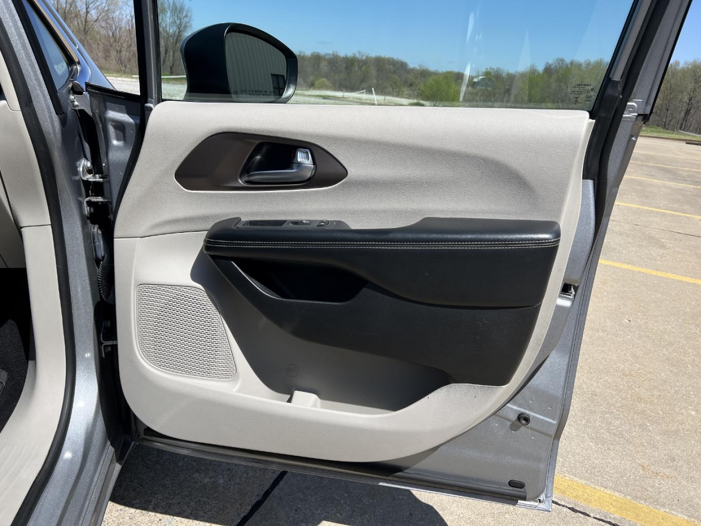 2021 SILVER /Black Leather CHRYSLER VOYAGER LXI (2C4RC1DG9MR) with an 3.6L V6 engine, Automatic transmission, located at 506 S. Kingshighway, Cape Girardeau, MO, 63703, 37.294994, -89.556206 - 2021 Chrysler Voyager LXI 115xxx miles Front Wheel Drive 3.6L V6 Automatic Leather 3rd Row Stow 'N Go Backup Camera Power Driver Seat Bluetooth Remote Start Cruise Power Windows/Locks/Mirrors We have financing available and we accept trades! Fill out a credit application on our website - Photo#15