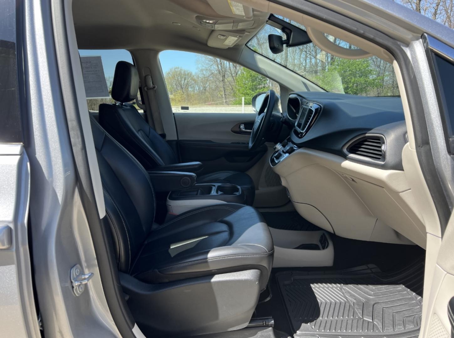 2021 SILVER /Black Leather CHRYSLER VOYAGER LXI (2C4RC1DG9MR) with an 3.6L V6 engine, Automatic transmission, located at 506 S. Kingshighway, Cape Girardeau, MO, 63703, 37.294994, -89.556206 - 2021 Chrysler Voyager LXI 115xxx miles Front Wheel Drive 3.6L V6 Automatic Leather 3rd Row Stow 'N Go Backup Camera Power Driver Seat Bluetooth Remote Start Cruise Power Windows/Locks/Mirrors We have financing available and we accept trades! Fill out a credit application on our website - Photo#16
