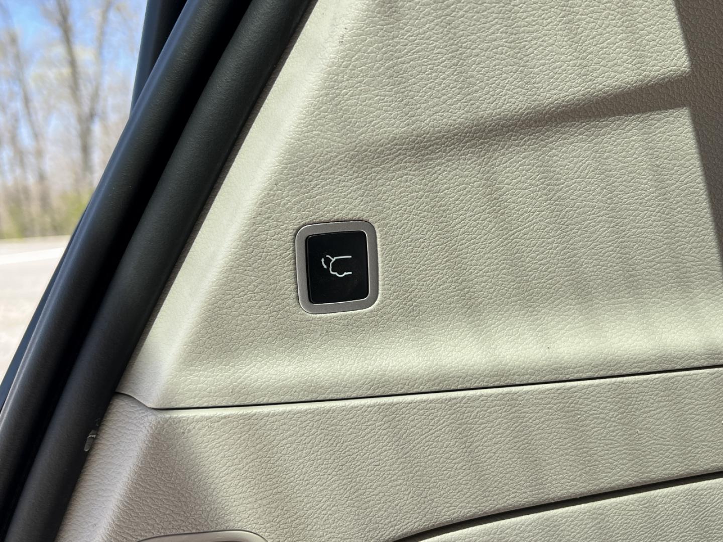 2021 SILVER /Black Leather CHRYSLER VOYAGER LXI (2C4RC1DG9MR) with an 3.6L V6 engine, Automatic transmission, located at 506 S. Kingshighway, Cape Girardeau, MO, 63703, 37.294994, -89.556206 - 2021 Chrysler Voyager LXI 115xxx miles Front Wheel Drive 3.6L V6 Automatic Leather 3rd Row Stow 'N Go Backup Camera Power Driver Seat Bluetooth Remote Start Cruise Power Windows/Locks/Mirrors We have financing available and we accept trades! Fill out a credit application on our website - Photo#22