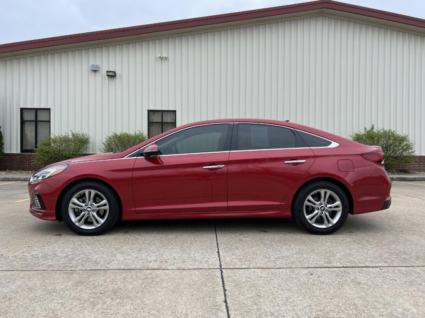 2019 RED /Gray Leather HYUNDAI SONATA LIMITED (5NPE34AF4KH) with an 2.4L 4 Cyl. engine, Automatic transmission, located at 506 S. Kingshighway, Cape Girardeau, MO, 63703, 37.294994, -89.556206 - 2019 Hyundai Sonata Limited 130xxx miles Front Wheel Drive 2.4L 4 Cyl. Automatic Leather Navigation Power/Heated/Cooled Seats Heated Steering Wheel Backup Camera Sunroof Bluetooth Cruise Power Windows/Locks/Mirrors We have financing available and we accept trades! Fill out a credit app - Photo#8