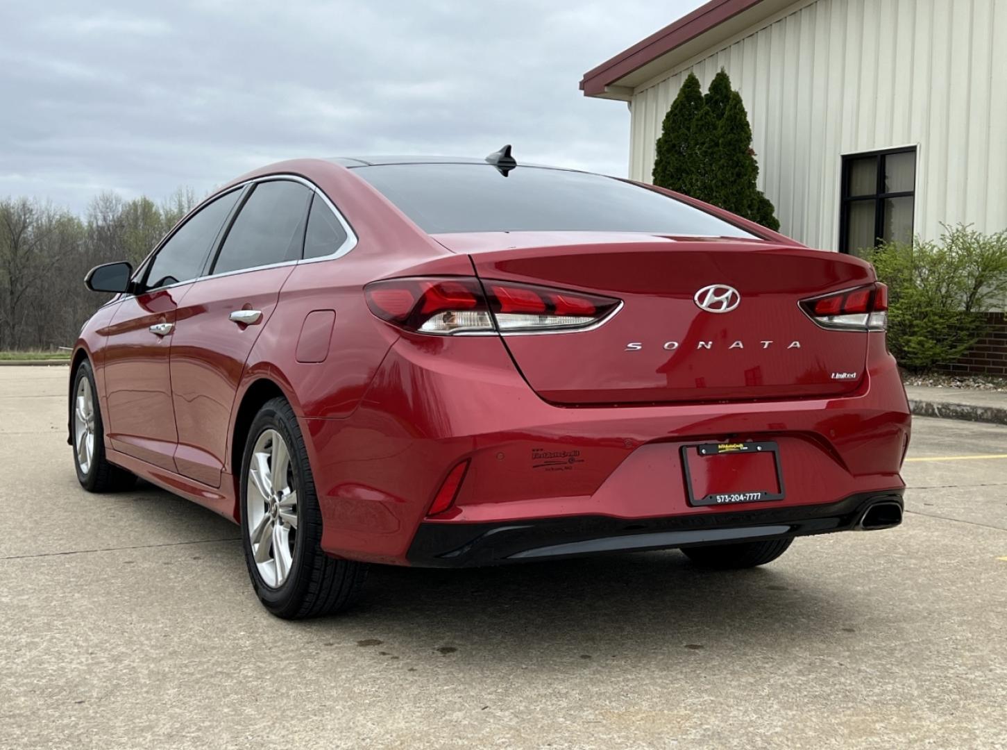 2019 RED /Gray Leather HYUNDAI SONATA LIMITED (5NPE34AF4KH) with an 2.4L 4 Cyl. engine, Automatic transmission, located at 506 S. Kingshighway, Cape Girardeau, MO, 63703, 37.294994, -89.556206 - 2019 Hyundai Sonata Limited 130xxx miles Front Wheel Drive 2.4L 4 Cyl. Automatic Leather Navigation Power/Heated/Cooled Seats Heated Steering Wheel Backup Camera Sunroof Bluetooth Cruise Power Windows/Locks/Mirrors We have financing available and we accept trades! Fill out a credit app - Photo#11