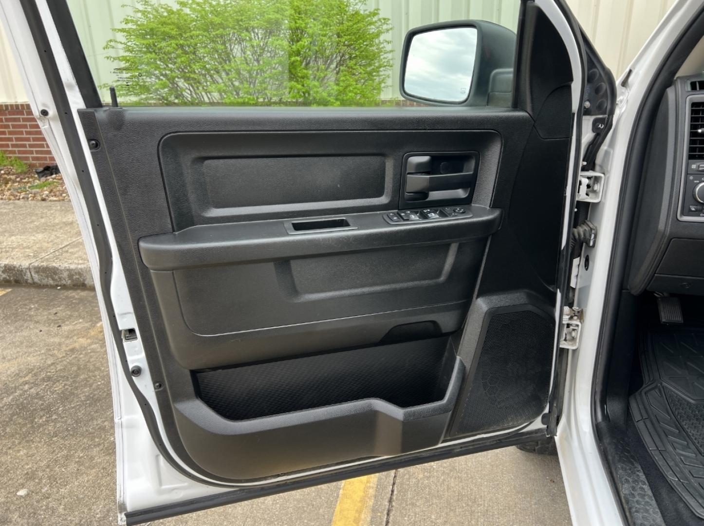 2019 WHITE /Gray Cloth RAM 1500 CLASSIC TRADESMAN (1C6RR7ST9KS) with an 5.7L V8 engine, Automatic transmission, located at 506 S. Kingshighway, Cape Girardeau, MO, 63703, 37.294994, -89.556206 - 2019 Ram 1500 Classic Tradesman 1-Owner 142xxx miles 4x4 5.7L V8 HEMI Automatic Backup Camera Bluetooth Cruise Power Windows/Locks/Mirrors We have financing available and we accept trades! Fill out a credit application on our website or come by today! If you have any questions, give us a - Photo#11