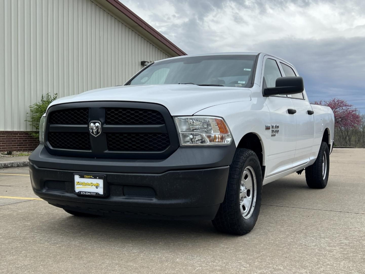 2019 WHITE /Gray Cloth RAM 1500 CLASSIC TRADESMAN (1C6RR7ST9KS) with an 5.7L V8 engine, Automatic transmission, located at 506 S. Kingshighway, Cape Girardeau, MO, 63703, 37.294994, -89.556206 - 2019 Ram 1500 Classic Tradesman 1-Owner 142xxx miles 4x4 5.7L V8 HEMI Automatic Backup Camera Bluetooth Cruise Power Windows/Locks/Mirrors We have financing available and we accept trades! Fill out a credit application on our website or come by today! If you have any questions, give us a - Photo#4