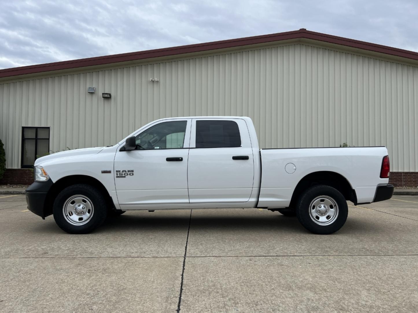 2019 WHITE /Gray Cloth RAM 1500 CLASSIC TRADESMAN (1C6RR7ST9KS) with an 5.7L V8 engine, Automatic transmission, located at 506 S. Kingshighway, Cape Girardeau, MO, 63703, 37.294994, -89.556206 - 2019 Ram 1500 Classic Tradesman 1-Owner 142xxx miles 4x4 5.7L V8 HEMI Automatic Backup Camera Bluetooth Cruise Power Windows/Locks/Mirrors We have financing available and we accept trades! Fill out a credit application on our website or come by today! If you have any questions, give us a - Photo#5