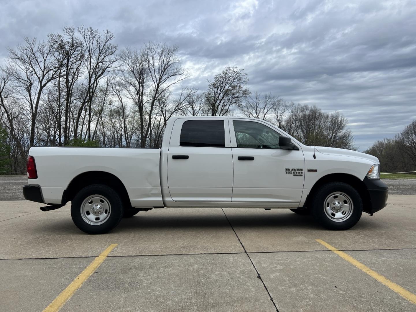 2019 WHITE /Gray Cloth RAM 1500 CLASSIC TRADESMAN (1C6RR7ST9KS) with an 5.7L V8 engine, Automatic transmission, located at 506 S. Kingshighway, Cape Girardeau, MO, 63703, 37.294994, -89.556206 - 2019 Ram 1500 Classic Tradesman 1-Owner 142xxx miles 4x4 5.7L V8 HEMI Automatic Backup Camera Bluetooth Cruise Power Windows/Locks/Mirrors We have financing available and we accept trades! Fill out a credit application on our website or come by today! If you have any questions, give us a - Photo#6