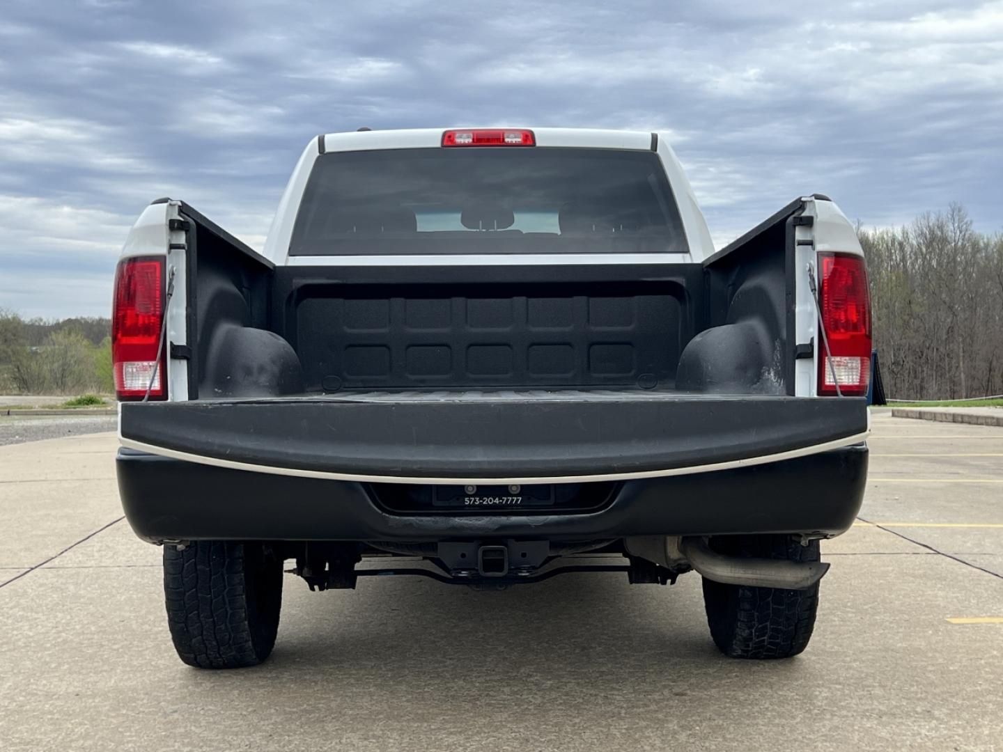 2019 WHITE /Gray Cloth RAM 1500 CLASSIC TRADESMAN (1C6RR7ST9KS) with an 5.7L V8 engine, Automatic transmission, located at 506 S. Kingshighway, Cape Girardeau, MO, 63703, 37.294994, -89.556206 - 2019 Ram 1500 Classic Tradesman 1-Owner 142xxx miles 4x4 5.7L V8 HEMI Automatic Backup Camera Bluetooth Cruise Power Windows/Locks/Mirrors We have financing available and we accept trades! Fill out a credit application on our website or come by today! If you have any questions, give us a - Photo#17