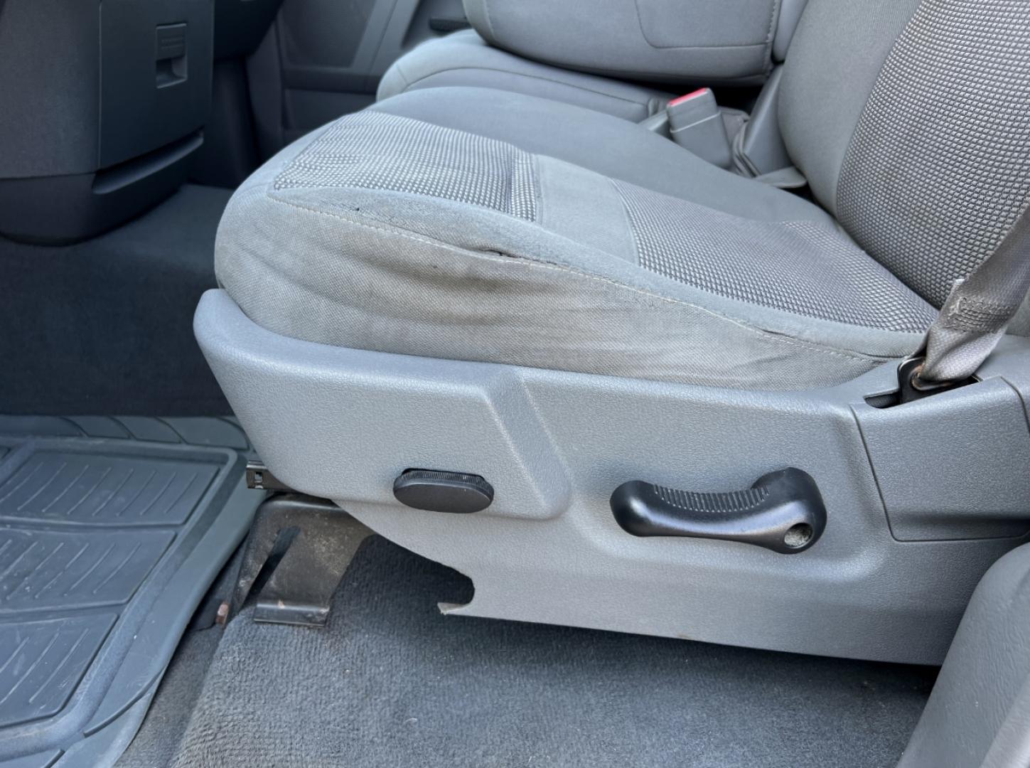 2008 RED /Gray Cloth DODGE RAM 1500 BIG HORN (1D7HU18298S) with an 5.7L V8 HEMI engine, Automatic transmission, located at 506 S. Kingshighway, Cape Girardeau, MO, 63703, (573) 235-5000, 37.294994, -89.556206 - 2008 Dodge Ram 1500 Big Horn 143xxx miles 4x4 5.7L V8 HEMI Automatic Power Driver Seat Cruise Remote Start Power Windows/Locks/Mirrors We have financing available and we accept trades! Fill out a credit application on our website or come by today! If you have any questions, give us a call - Photo#3