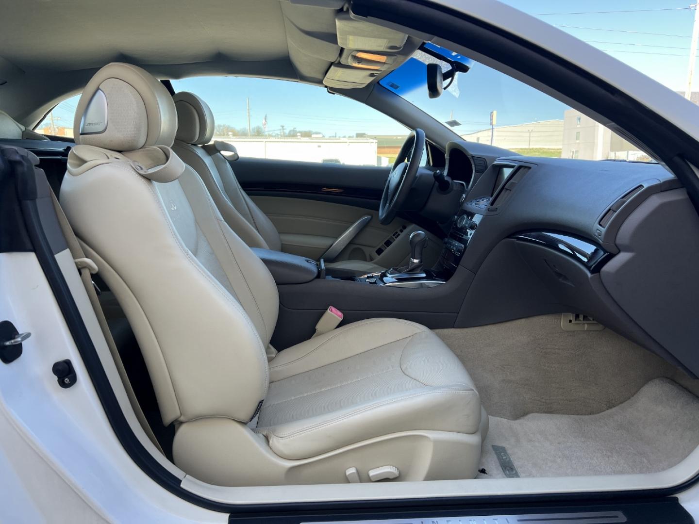 2014 WHITE /Tan Leather INFINITI Q60 BASE (JN1CV6FE3EM) with an 3.7L V6 engine, Automatic transmission, located at 506 S. Kingshighway, Cape Girardeau, MO, 63703, 37.294994, -89.556206 - 2014 Infiniti Q60 Convertible Only 84xxx miles Rear Wheel Drive 3.7L V6 Automatic Leather Navigation Power/Heated/Cooled Seats Backup Camera Bluetooth Cruise Power Windows/Locks/Mirrors We have financing available and we accept trades! Fill out a credit application on our website or come - Photo#16