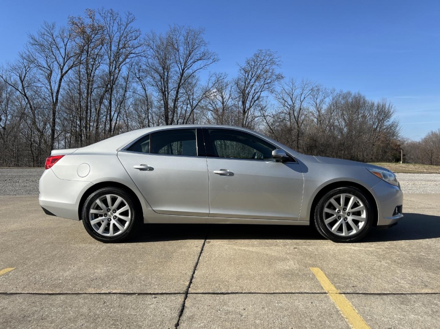 2014 SILVER /Black/Gray Cloth/Leather CHEVROLET MALIBU 2LT (1G11E5SL3EF) with an 2.5L engine, Automatic transmission, located at 506 S. Kingshighway, Cape Girardeau, MO, 63703, 37.294994, -89.556206 - Photo#6