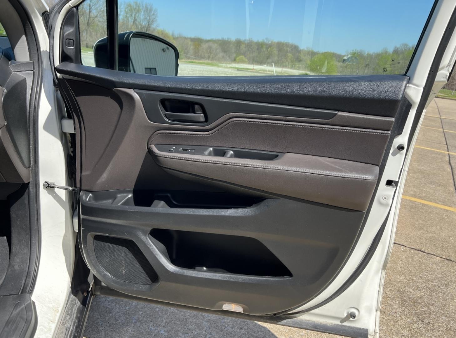 2019 WHITE /Gray Leather Honda Odyssey EX-L (5FNRL6H73KB) with an 3.5L V6 engine, Automatic transmission, located at 2990 Old Orchard Rd., Jackson, MO, 63755, 37.354214, -89.612106 - 2019 Honda Odyssey EX-L 101xxx miles Front Wheel Drive 3.5L V6 Automatic Leather 3rd Row Rear Entertainment Navigation Power/Heated Seats Backup Camera Bluetooth Remote Start Cruise Power Windows/Locks/Mirrors We have financing available and we accept trades! Fill out a credit applica - Photo#18