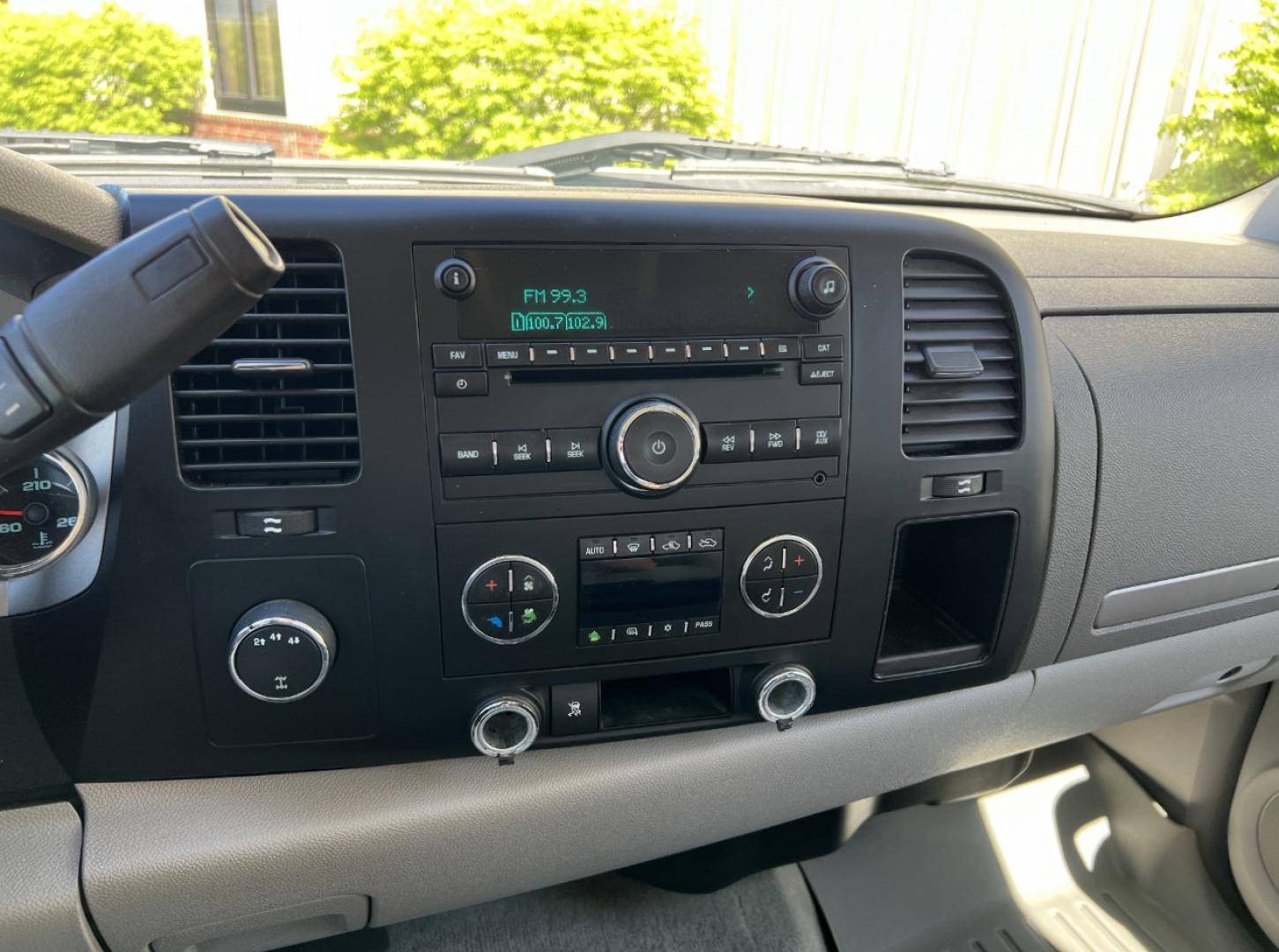 2009 WHITE /Gray Cloth GMC Sierra 2500HD SLE1 Crew Cab Long Box 4WD (1GTHK53679F) with an 6.6L V8 TURBO DIESEL engine, Automatic transmission, located at 2990 Old Orchard Rd., Jackson, MO, 63755, 37.354214, -89.612106 - 2009 GMC Sierra 2500HD SLE 190xxx miles 4x4 6.6L V8 Turbo Diesel Automatic Power Driver Seat Cruise Power Windows/Locks/Mirrors We have financing available and we accept trades! Fill out a credit application on our website or come by today! If you have any questions, give us a call at (573) - Photo#23