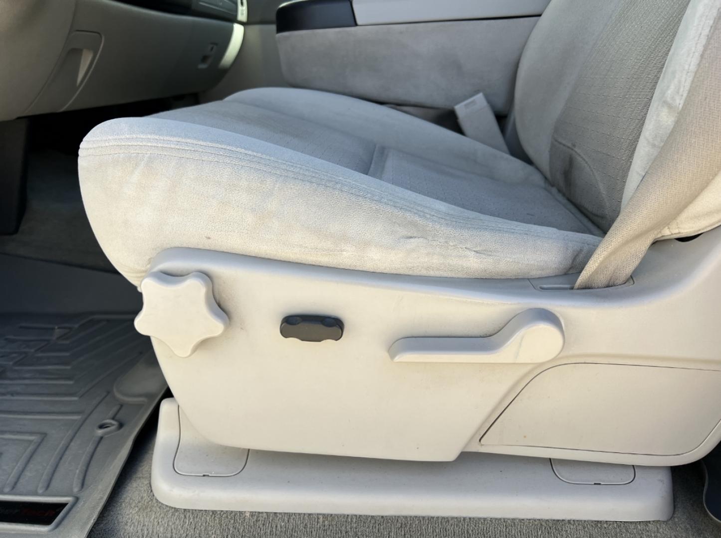 2009 WHITE /Gray Cloth GMC Sierra 2500HD SLE1 Crew Cab Long Box 4WD (1GTHK53679F) with an 6.6L V8 TURBO DIESEL engine, Automatic transmission, located at 2990 Old Orchard Rd., Jackson, MO, 63755, 37.354214, -89.612106 - 2009 GMC Sierra 2500HD SLE 190xxx miles 4x4 6.6L V8 Turbo Diesel Automatic Power Driver Seat Cruise Power Windows/Locks/Mirrors We have financing available and we accept trades! Fill out a credit application on our website or come by today! If you have any questions, give us a call at (573) - Photo#3
