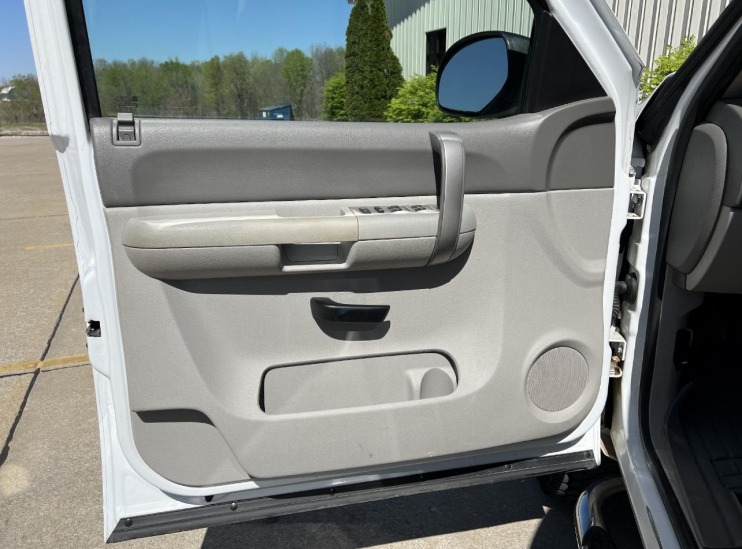 2009 WHITE /Gray Cloth GMC Sierra 2500HD SLE1 Crew Cab Long Box 4WD (1GTHK53679F) with an 6.6L V8 TURBO DIESEL engine, Automatic transmission, located at 2990 Old Orchard Rd., Jackson, MO, 63755, 37.354214, -89.612106 - 2009 GMC Sierra 2500HD SLE 190xxx miles 4x4 6.6L V8 Turbo Diesel Automatic Power Driver Seat Cruise Power Windows/Locks/Mirrors We have financing available and we accept trades! Fill out a credit application on our website or come by today! If you have any questions, give us a call at (573) - Photo#11