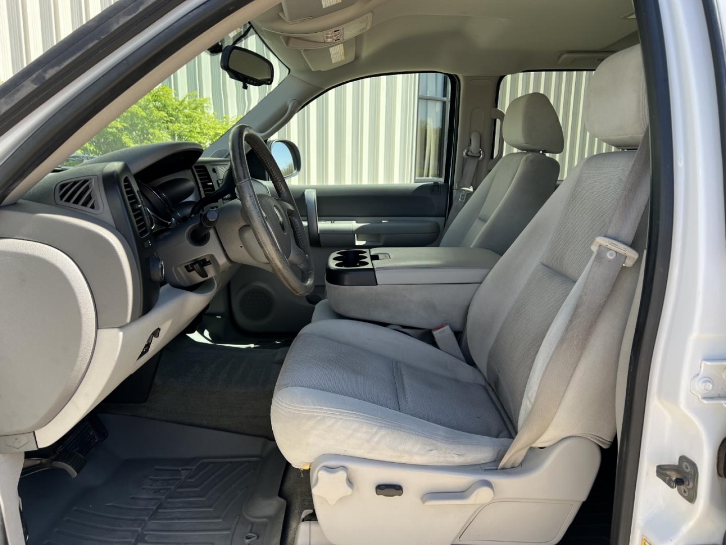 2009 WHITE /Gray Cloth GMC Sierra 2500HD SLE1 Crew Cab Long Box 4WD (1GTHK53679F) with an 6.6L V8 TURBO DIESEL engine, Automatic transmission, located at 2990 Old Orchard Rd., Jackson, MO, 63755, 37.354214, -89.612106 - 2009 GMC Sierra 2500HD SLE 190xxx miles 4x4 6.6L V8 Turbo Diesel Automatic Power Driver Seat Cruise Power Windows/Locks/Mirrors We have financing available and we accept trades! Fill out a credit application on our website or come by today! If you have any questions, give us a call at (573) - Photo#12