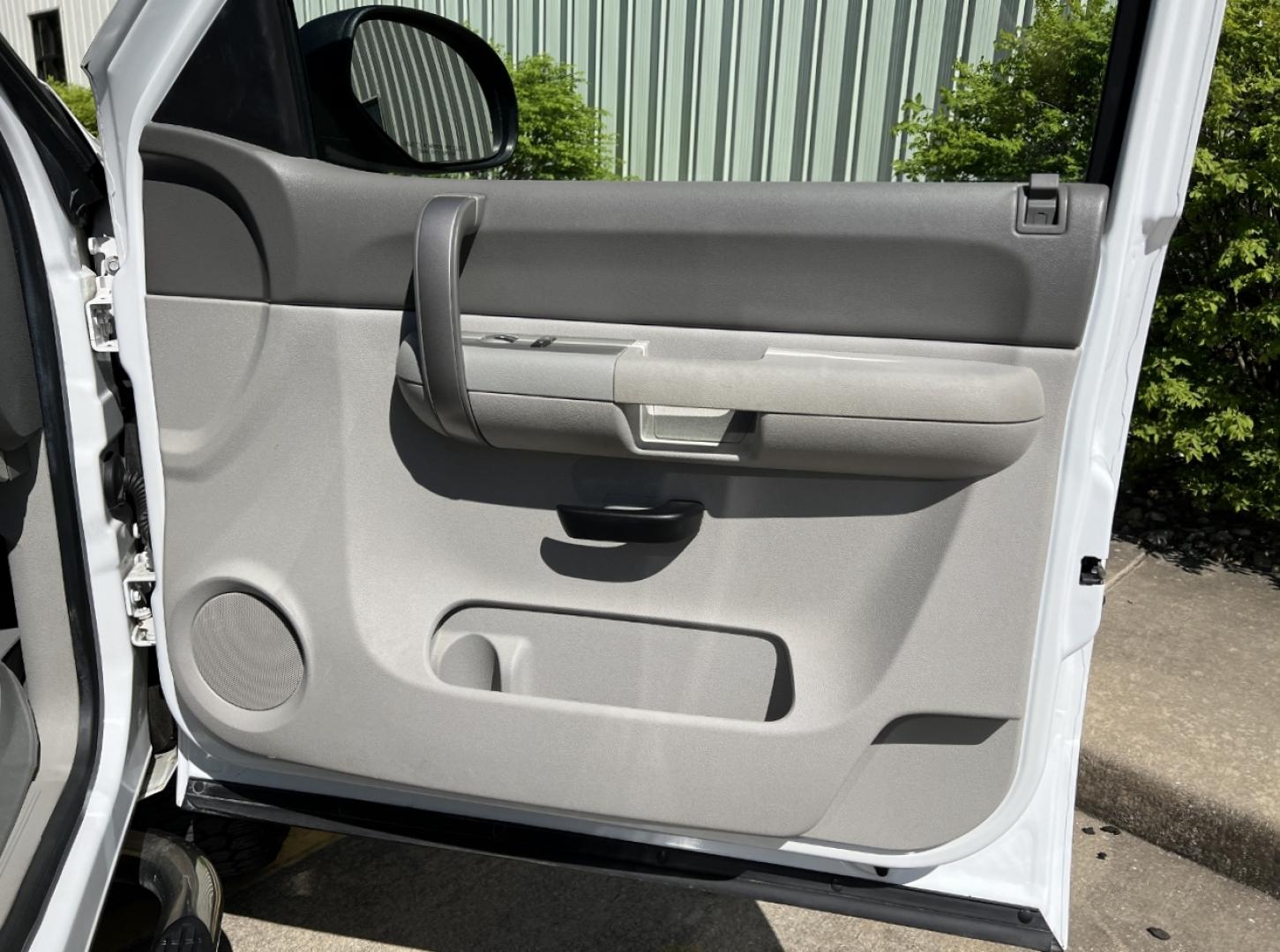 2009 WHITE /Gray Cloth GMC Sierra 2500HD SLE1 Crew Cab Long Box 4WD (1GTHK53679F) with an 6.6L V8 TURBO DIESEL engine, Automatic transmission, located at 2990 Old Orchard Rd., Jackson, MO, 63755, 37.354214, -89.612106 - 2009 GMC Sierra 2500HD SLE 190xxx miles 4x4 6.6L V8 Turbo Diesel Automatic Power Driver Seat Cruise Power Windows/Locks/Mirrors We have financing available and we accept trades! Fill out a credit application on our website or come by today! If you have any questions, give us a call at (573) - Photo#13