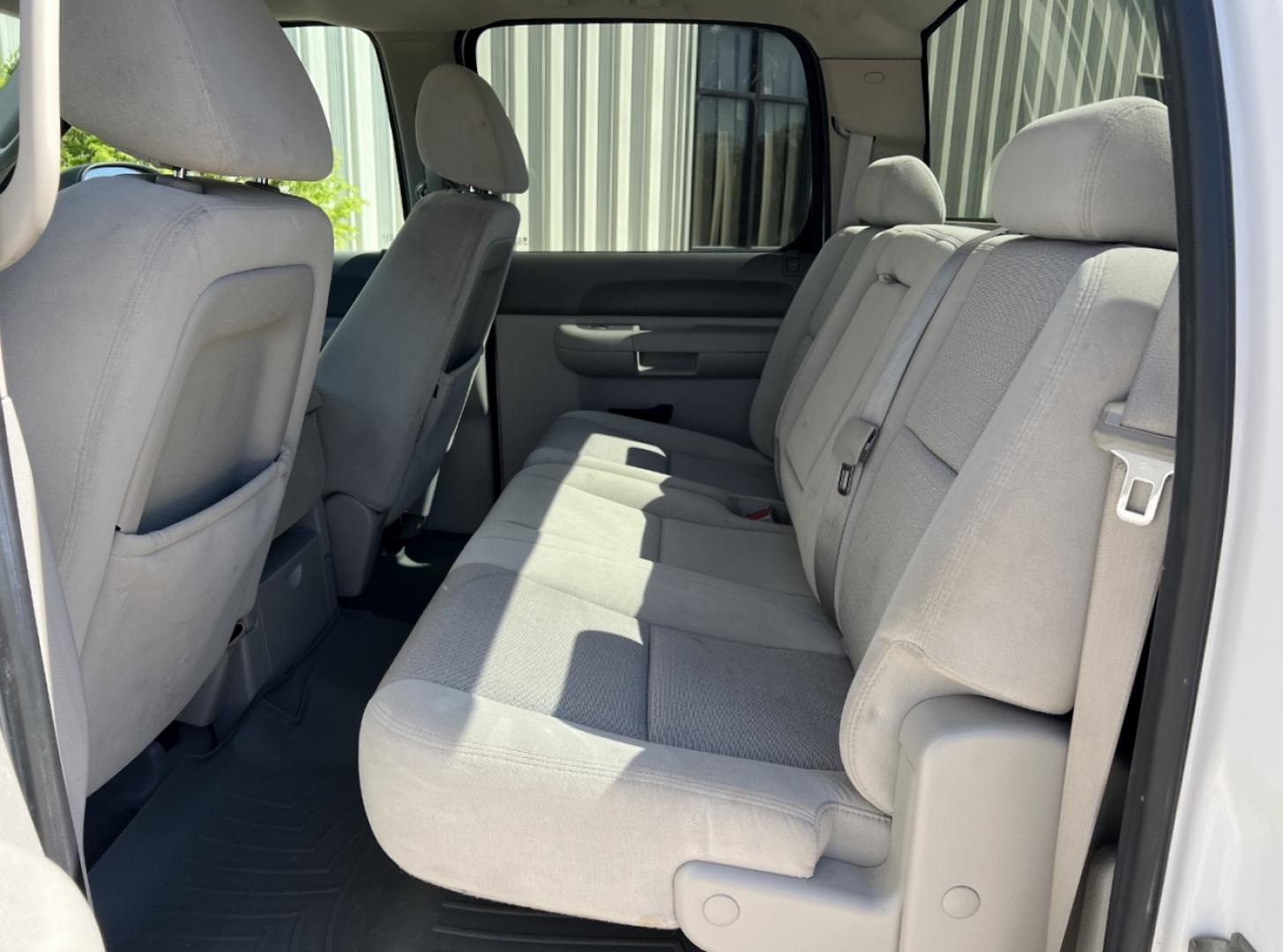 2009 WHITE /Gray Cloth GMC Sierra 2500HD SLE1 Crew Cab Long Box 4WD (1GTHK53679F) with an 6.6L V8 TURBO DIESEL engine, Automatic transmission, located at 2990 Old Orchard Rd., Jackson, MO, 63755, 37.354214, -89.612106 - 2009 GMC Sierra 2500HD SLE 190xxx miles 4x4 6.6L V8 Turbo Diesel Automatic Power Driver Seat Cruise Power Windows/Locks/Mirrors We have financing available and we accept trades! Fill out a credit application on our website or come by today! If you have any questions, give us a call at (573) - Photo#15