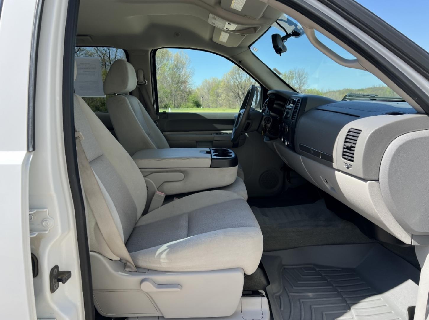 2009 WHITE /Gray Cloth GMC Sierra 2500HD SLE1 Crew Cab Long Box 4WD (1GTHK53679F) with an 6.6L V8 TURBO DIESEL engine, Automatic transmission, located at 2990 Old Orchard Rd., Jackson, MO, 63755, 37.354214, -89.612106 - 2009 GMC Sierra 2500HD SLE 190xxx miles 4x4 6.6L V8 Turbo Diesel Automatic Power Driver Seat Cruise Power Windows/Locks/Mirrors We have financing available and we accept trades! Fill out a credit application on our website or come by today! If you have any questions, give us a call at (573) - Photo#14