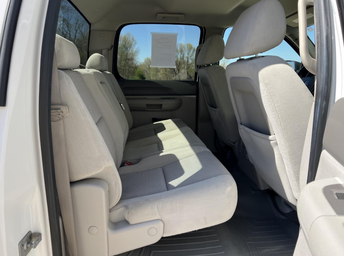 2009 WHITE /Gray Cloth GMC Sierra 2500HD SLE1 Crew Cab Long Box 4WD (1GTHK53679F) with an 6.6L V8 TURBO DIESEL engine, Automatic transmission, located at 2990 Old Orchard Rd., Jackson, MO, 63755, 37.354214, -89.612106 - 2009 GMC Sierra 2500HD SLE 190xxx miles 4x4 6.6L V8 Turbo Diesel Automatic Power Driver Seat Cruise Power Windows/Locks/Mirrors We have financing available and we accept trades! Fill out a credit application on our website or come by today! If you have any questions, give us a call at (573) - Photo#16