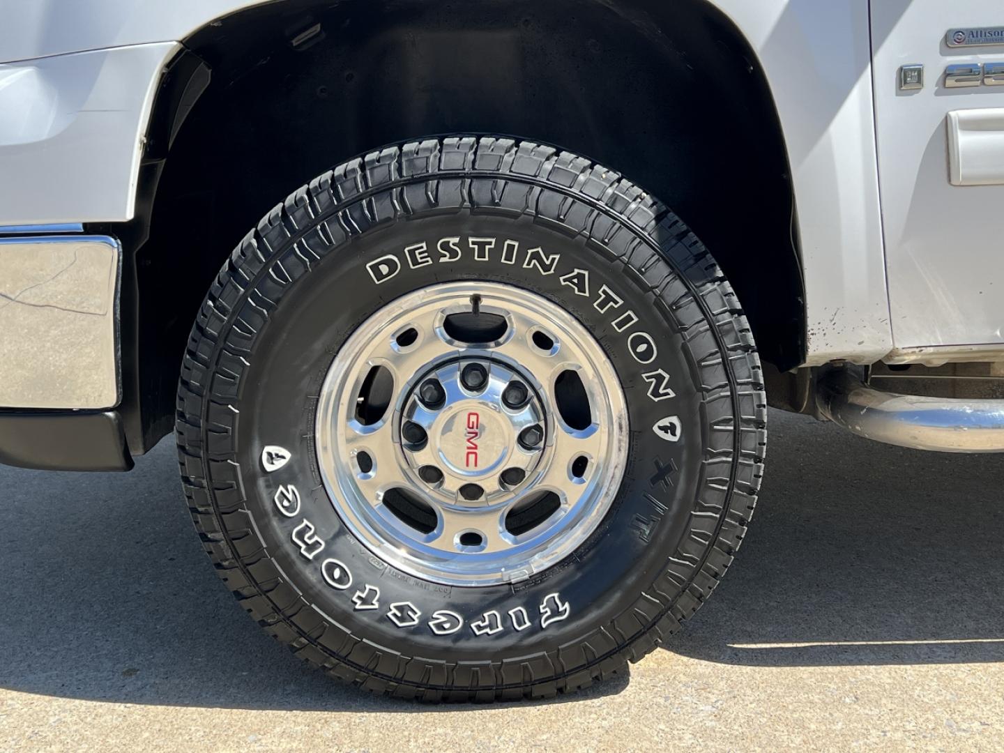 2009 WHITE /Gray Cloth GMC Sierra 2500HD SLE1 Crew Cab Long Box 4WD (1GTHK53679F) with an 6.6L V8 TURBO DIESEL engine, Automatic transmission, located at 2990 Old Orchard Rd., Jackson, MO, 63755, 37.354214, -89.612106 - 2009 GMC Sierra 2500HD SLE 190xxx miles 4x4 6.6L V8 Turbo Diesel Automatic Power Driver Seat Cruise Power Windows/Locks/Mirrors We have financing available and we accept trades! Fill out a credit application on our website or come by today! If you have any questions, give us a call at (573) - Photo#32