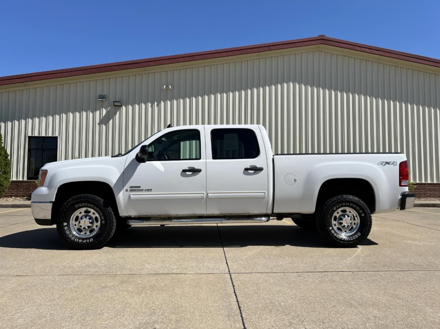2009 WHITE /Gray Cloth GMC Sierra 2500HD SLE1 Crew Cab Long Box 4WD (1GTHK53679F) with an 6.6L V8 TURBO DIESEL engine, Automatic transmission, located at 2990 Old Orchard Rd., Jackson, MO, 63755, 37.354214, -89.612106 - 2009 GMC Sierra 2500HD SLE 190xxx miles 4x4 6.6L V8 Turbo Diesel Automatic Power Driver Seat Cruise Power Windows/Locks/Mirrors We have financing available and we accept trades! Fill out a credit application on our website or come by today! If you have any questions, give us a call at (573) - Photo#5