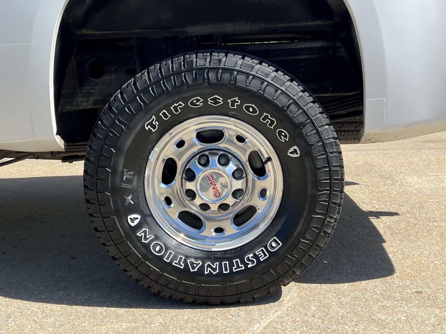 2009 WHITE /Gray Cloth GMC Sierra 2500HD SLE1 Crew Cab Long Box 4WD (1GTHK53679F) with an 6.6L V8 TURBO DIESEL engine, Automatic transmission, located at 2990 Old Orchard Rd., Jackson, MO, 63755, 37.354214, -89.612106 - 2009 GMC Sierra 2500HD SLE 190xxx miles 4x4 6.6L V8 Turbo Diesel Automatic Power Driver Seat Cruise Power Windows/Locks/Mirrors We have financing available and we accept trades! Fill out a credit application on our website or come by today! If you have any questions, give us a call at (573) - Photo#34