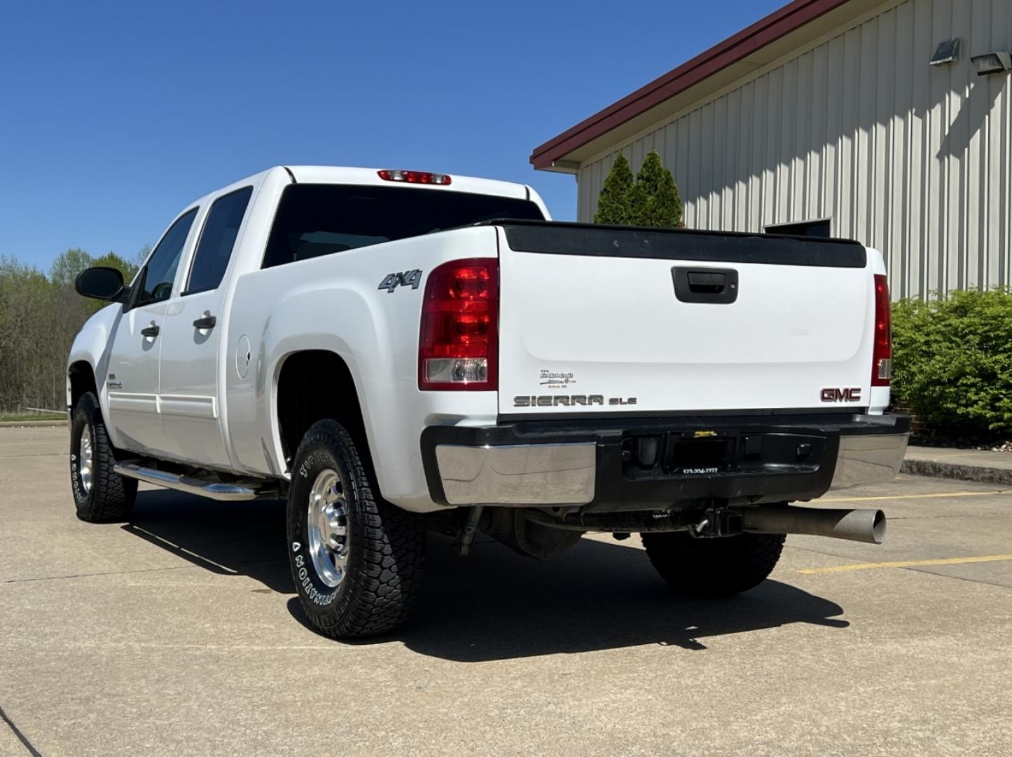 2009 WHITE /Gray Cloth GMC Sierra 2500HD SLE1 Crew Cab Long Box 4WD (1GTHK53679F) with an 6.6L V8 TURBO DIESEL engine, Automatic transmission, located at 2990 Old Orchard Rd., Jackson, MO, 63755, 37.354214, -89.612106 - 2009 GMC Sierra 2500HD SLE 190xxx miles 4x4 6.6L V8 Turbo Diesel Automatic Power Driver Seat Cruise Power Windows/Locks/Mirrors We have financing available and we accept trades! Fill out a credit application on our website or come by today! If you have any questions, give us a call at (573) - Photo#8