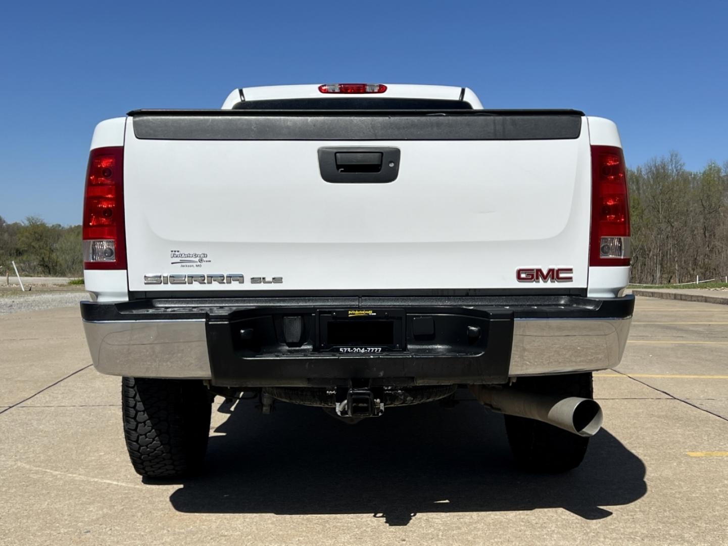 2009 WHITE /Gray Cloth GMC Sierra 2500HD SLE1 Crew Cab Long Box 4WD (1GTHK53679F) with an 6.6L V8 TURBO DIESEL engine, Automatic transmission, located at 2990 Old Orchard Rd., Jackson, MO, 63755, 37.354214, -89.612106 - 2009 GMC Sierra 2500HD SLE 190xxx miles 4x4 6.6L V8 Turbo Diesel Automatic Power Driver Seat Cruise Power Windows/Locks/Mirrors We have financing available and we accept trades! Fill out a credit application on our website or come by today! If you have any questions, give us a call at (573) - Photo#9