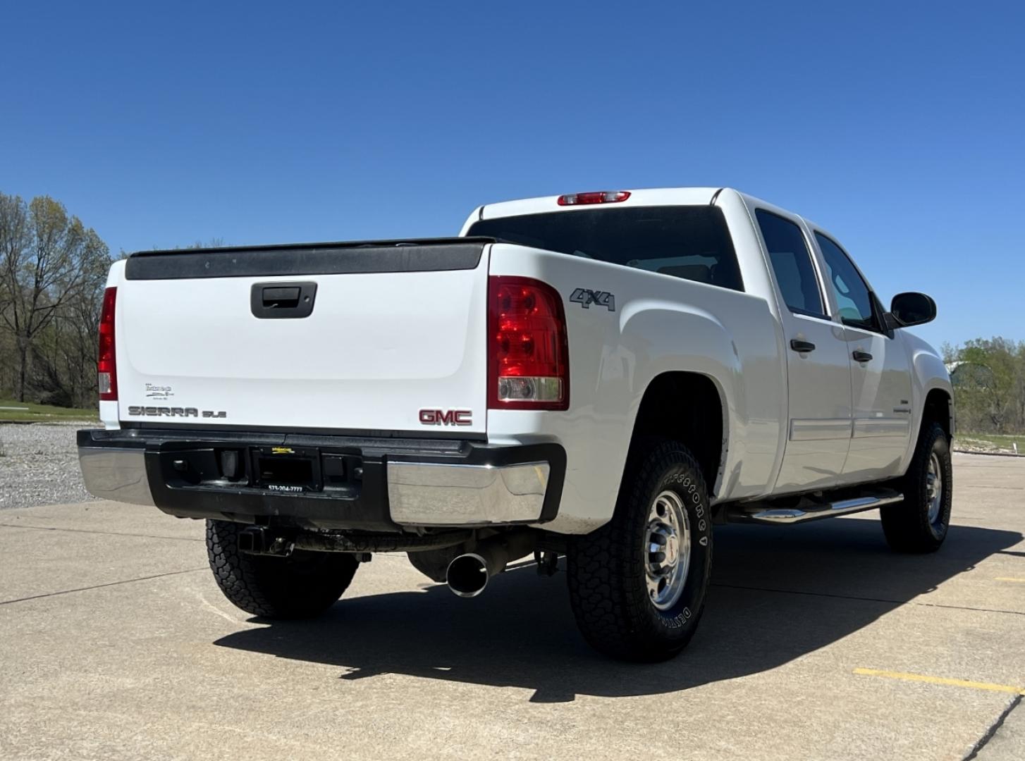 2009 WHITE /Gray Cloth GMC Sierra 2500HD SLE1 Crew Cab Long Box 4WD (1GTHK53679F) with an 6.6L V8 TURBO DIESEL engine, Automatic transmission, located at 2990 Old Orchard Rd., Jackson, MO, 63755, 37.354214, -89.612106 - 2009 GMC Sierra 2500HD SLE 190xxx miles 4x4 6.6L V8 Turbo Diesel Automatic Power Driver Seat Cruise Power Windows/Locks/Mirrors We have financing available and we accept trades! Fill out a credit application on our website or come by today! If you have any questions, give us a call at (573) - Photo#7