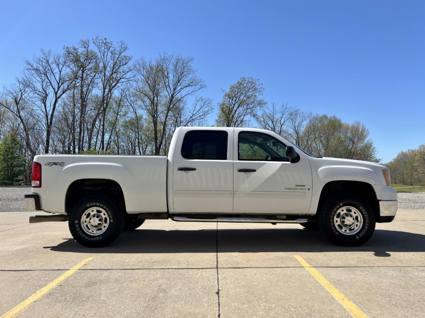 2009 WHITE /Gray Cloth GMC Sierra 2500HD SLE1 Crew Cab Long Box 4WD (1GTHK53679F) with an 6.6L V8 TURBO DIESEL engine, Automatic transmission, located at 2990 Old Orchard Rd., Jackson, MO, 63755, 37.354214, -89.612106 - 2009 GMC Sierra 2500HD SLE 190xxx miles 4x4 6.6L V8 Turbo Diesel Automatic Power Driver Seat Cruise Power Windows/Locks/Mirrors We have financing available and we accept trades! Fill out a credit application on our website or come by today! If you have any questions, give us a call at (573) - Photo#6