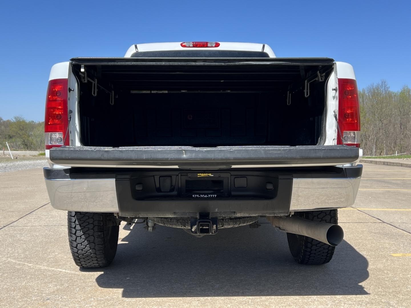2009 WHITE /Gray Cloth GMC Sierra 2500HD SLE1 Crew Cab Long Box 4WD (1GTHK53679F) with an 6.6L V8 TURBO DIESEL engine, Automatic transmission, located at 2990 Old Orchard Rd., Jackson, MO, 63755, 37.354214, -89.612106 - 2009 GMC Sierra 2500HD SLE 190xxx miles 4x4 6.6L V8 Turbo Diesel Automatic Power Driver Seat Cruise Power Windows/Locks/Mirrors We have financing available and we accept trades! Fill out a credit application on our website or come by today! If you have any questions, give us a call at (573) - Photo#17