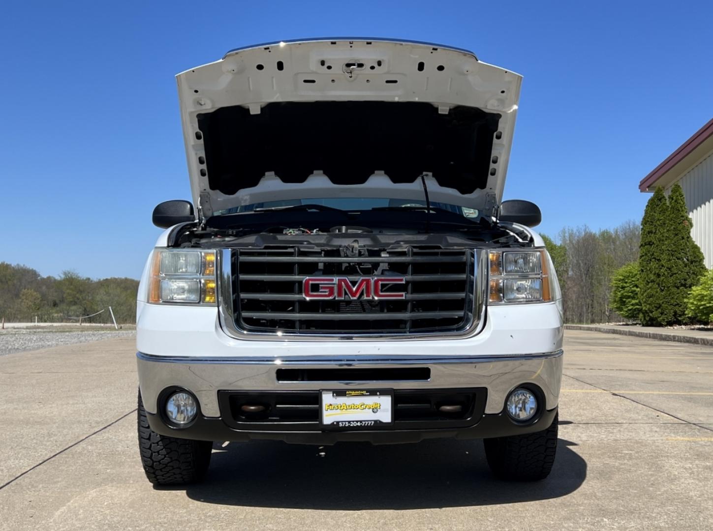 2009 WHITE /Gray Cloth GMC Sierra 2500HD SLE1 Crew Cab Long Box 4WD (1GTHK53679F) with an 6.6L V8 TURBO DIESEL engine, Automatic transmission, located at 2990 Old Orchard Rd., Jackson, MO, 63755, 37.354214, -89.612106 - 2009 GMC Sierra 2500HD SLE 190xxx miles 4x4 6.6L V8 Turbo Diesel Automatic Power Driver Seat Cruise Power Windows/Locks/Mirrors We have financing available and we accept trades! Fill out a credit application on our website or come by today! If you have any questions, give us a call at (573) - Photo#30