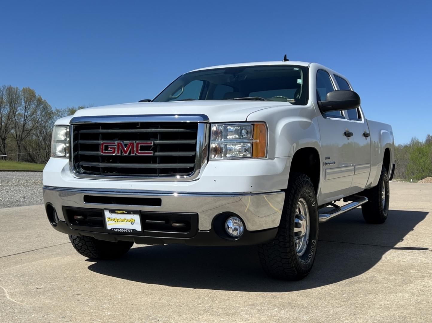 2009 WHITE /Gray Cloth GMC Sierra 2500HD SLE1 Crew Cab Long Box 4WD (1GTHK53679F) with an 6.6L V8 TURBO DIESEL engine, Automatic transmission, located at 2990 Old Orchard Rd., Jackson, MO, 63755, 37.354214, -89.612106 - 2009 GMC Sierra 2500HD SLE 190xxx miles 4x4 6.6L V8 Turbo Diesel Automatic Power Driver Seat Cruise Power Windows/Locks/Mirrors We have financing available and we accept trades! Fill out a credit application on our website or come by today! If you have any questions, give us a call at (573) - Photo#4