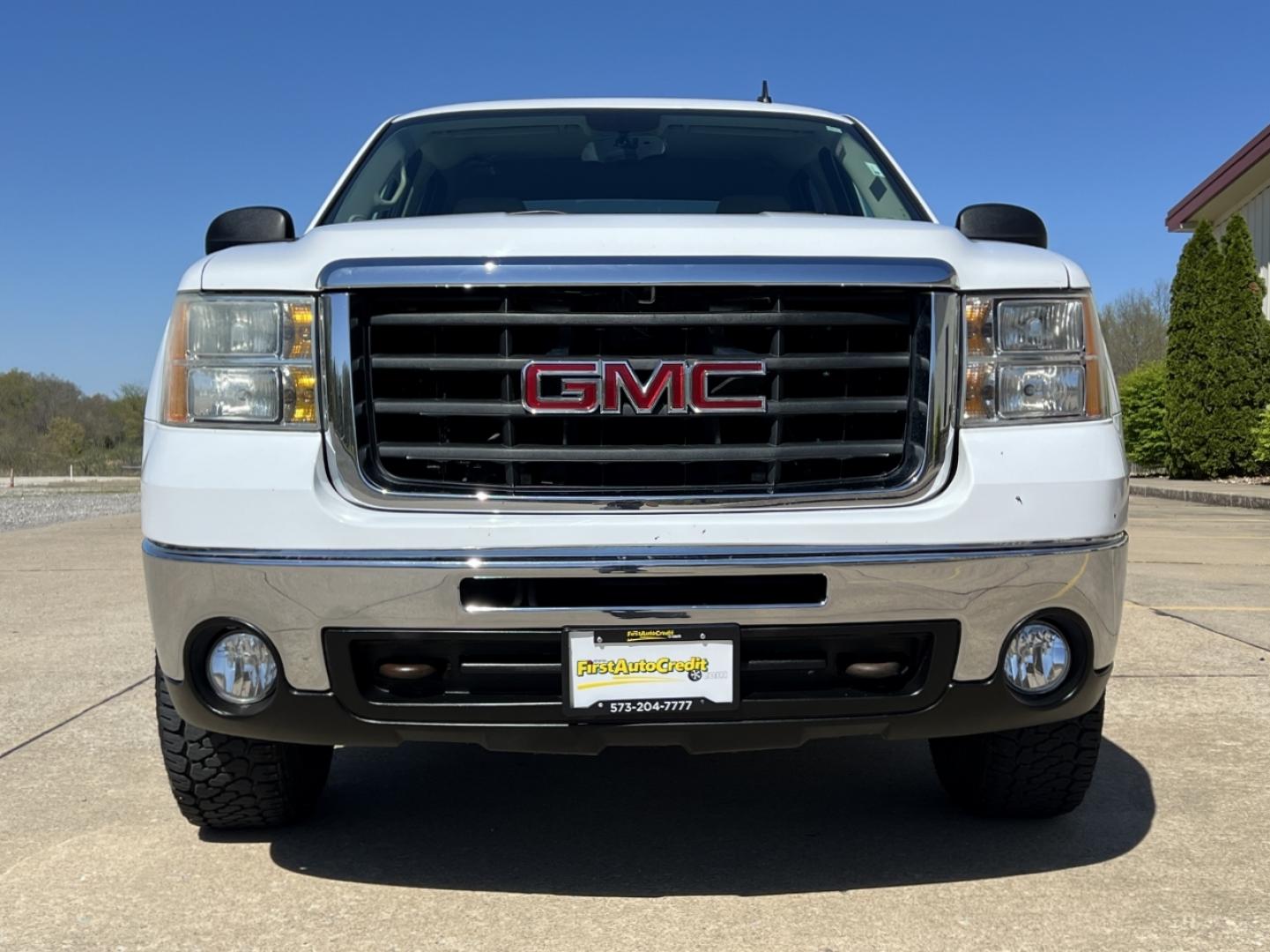 2009 WHITE /Gray Cloth GMC Sierra 2500HD SLE1 Crew Cab Long Box 4WD (1GTHK53679F) with an 6.6L V8 TURBO DIESEL engine, Automatic transmission, located at 2990 Old Orchard Rd., Jackson, MO, 63755, 37.354214, -89.612106 - 2009 GMC Sierra 2500HD SLE 190xxx miles 4x4 6.6L V8 Turbo Diesel Automatic Power Driver Seat Cruise Power Windows/Locks/Mirrors We have financing available and we accept trades! Fill out a credit application on our website or come by today! If you have any questions, give us a call at (573) - Photo#10