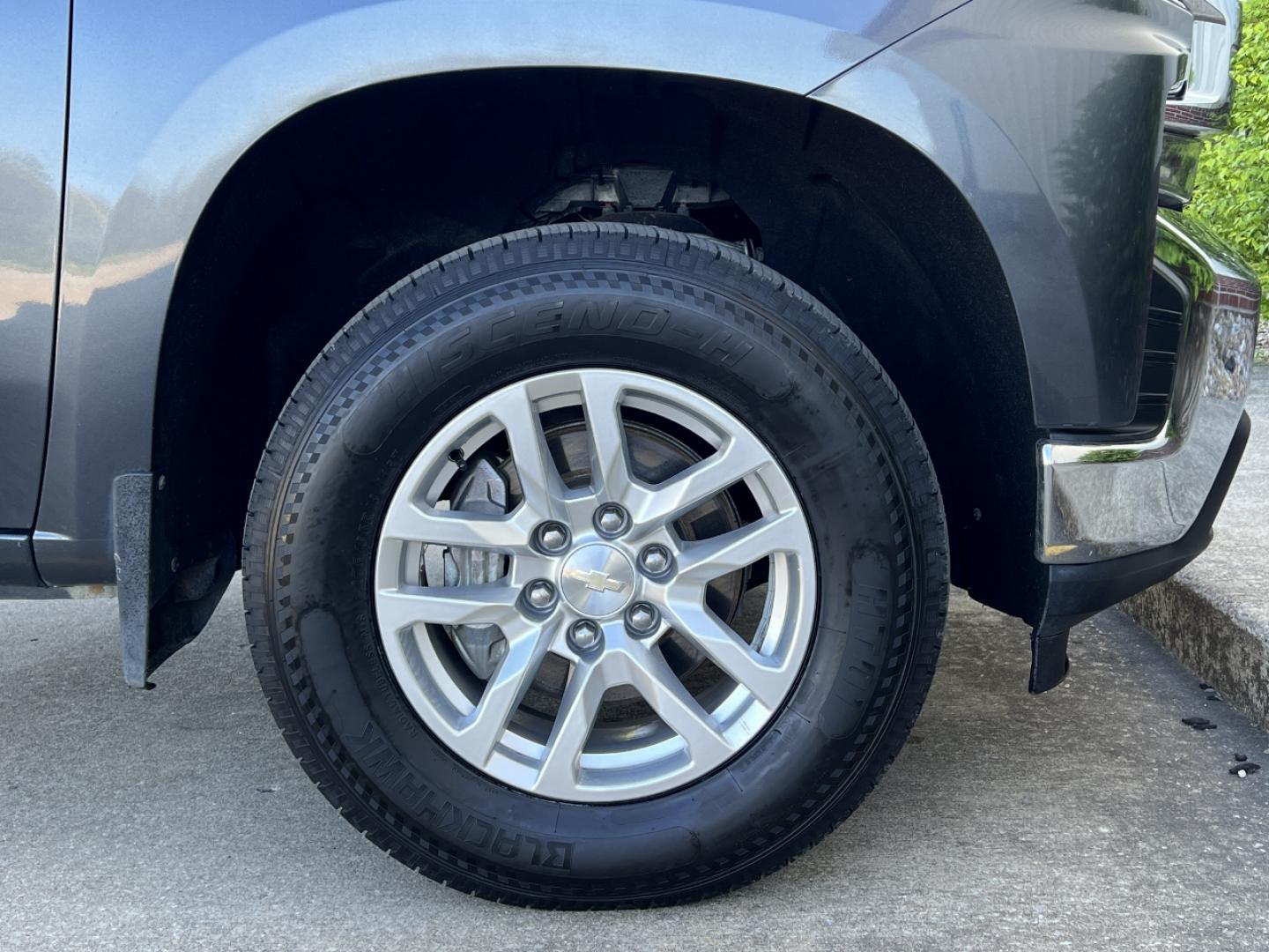 2019 GRAY /Black Cloth Chevrolet Silverado 1500 LT Crew Cab 4WD (3GCPYDEK7KG) with an 2.7L 4 Cyl. engine, Automatic transmission, located at 2990 Old Orchard Rd., Jackson, MO, 63755, 37.354214, -89.612106 - 2019 Chevrolet Silverado 1500 LT 1-Owner 178xxx miles 4x4 2.7L 4 Cyl. Automatic Power Driver Seat Heated Seats Heated Steering Wheel Backup Camera Bluetooth Remote Start Cruise Power Windows/Locks/Mirrors We have financing available and we accept trades! Fill out a credit application o - Photo#38